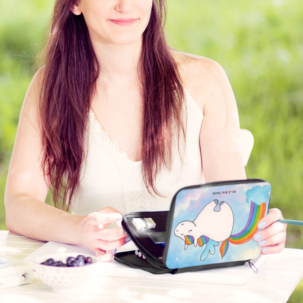 Federmappe Einhorn Fliegendes Pferd Design Schule, Stifte Etui, Federmappe, Federmappe Einschulung, Büro Stifte Etui, Schüler, Stifterolle, Geschenk, Kinder Federmappe, Federmäppchen bedruckt, Schülerin, Bestückte Federmappe, Kind, Einschulung, Federmäppchen, Stiftetasche, Grundschule, Motiv, Einhorn, Einhörner, Einhorn Deko, Unicorn, Spielen, Glitzer, Regenbogen, Erwachsenwerden, Realität