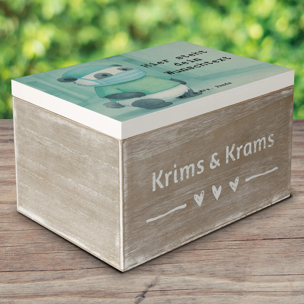Personalisierte Holzkiste Chirurg Leidenschaft Design GEschenkdose personalisiert, Kiste Personalisiert, Schatzkiste Personalisiert, Schatulle Personalisiert, Erinnerungskiste Personalisiert, Truhe mit Namen, Holzkiste mit Namen, Erinnerungskiste, Kiste mit Namen, mit Namen, Aufbewahrungsbox mit Namen, Erinnerungsbox Personalisiert, Aufbewahrungsbox Personalisiert, Holzkiste Personalisiert, Dekokiste mit Namen, Geschenkbox personalisiert, Truhe Personalisiert, Schatulle mit Namen, Schatzkiste mit Namen, Erinnerungsbox mit Namen, Dekokiste Personalisiert, Beruf, Ausbildung, Jubiläum, Abschied, Rente, Kollege, Kollegin, Geschenk, Schenken, Arbeitskollege, Mitarbeiter, Firma, Danke, Dankeschön, Krankenhaus, Notfallchirurg, Arzt, Chirurg, Unfallchirurg, Mediziner
