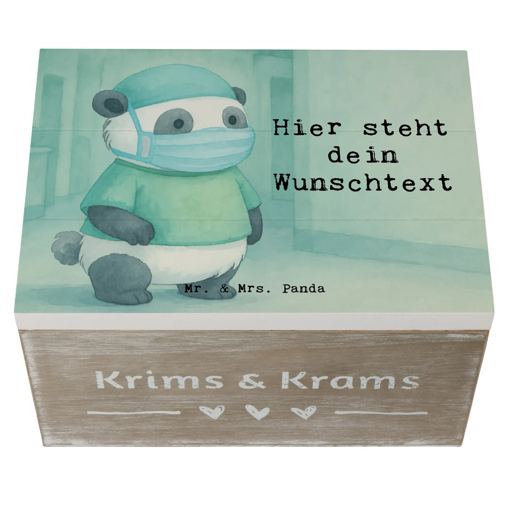 Personalisierte Holzkiste Chirurg Leidenschaft Design GEschenkdose personalisiert, Kiste Personalisiert, Schatzkiste Personalisiert, Schatulle Personalisiert, Erinnerungskiste Personalisiert, Truhe mit Namen, Holzkiste mit Namen, Erinnerungskiste, Kiste mit Namen, mit Namen, Aufbewahrungsbox mit Namen, Erinnerungsbox Personalisiert, Aufbewahrungsbox Personalisiert, Holzkiste Personalisiert, Dekokiste mit Namen, Geschenkbox personalisiert, Truhe Personalisiert, Schatulle mit Namen, Schatzkiste mit Namen, Erinnerungsbox mit Namen, Dekokiste Personalisiert, Beruf, Ausbildung, Jubiläum, Abschied, Rente, Kollege, Kollegin, Geschenk, Schenken, Arbeitskollege, Mitarbeiter, Firma, Danke, Dankeschön, Krankenhaus, Notfallchirurg, Arzt, Chirurg, Unfallchirurg, Mediziner