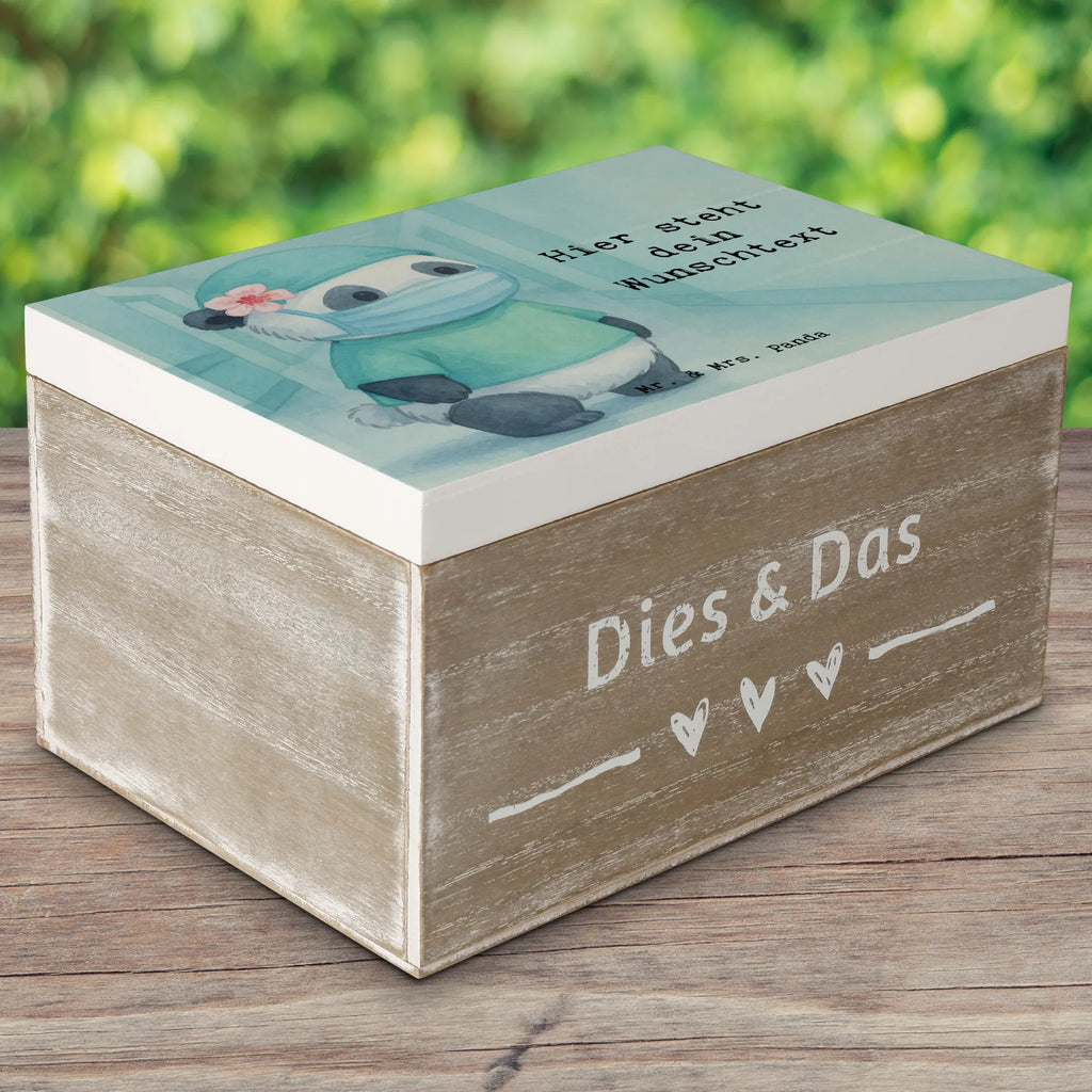 Personalizowane drewniane pudełko asystentka operacyjna Pasja Design Schatulle Personalisiert, Dekokiste mit Namen, Schatzkiste Personalisiert, Erinnerungsbox Personalisiert, Schatzkiste mit Namen, Kiste Personalisiert, mit Namen, Aufbewahrungsbox Personalisiert, GEschenkdose personalisiert, Dekokiste Personalisiert, Holzkiste Personalisiert, Schatulle mit Namen, Truhe mit Namen, Geschenkbox personalisiert, Truhe Personalisiert, Holzkiste mit Namen, Erinnerungskiste Personalisiert, Erinnerungsbox mit Namen, Erinnerungskiste, Aufbewahrungsbox mit Namen, Kiste mit Namen, Beruf, Ausbildung, Jubiläum, Abschied, Rente, Kollege, Kollegin, Geschenk, Schenken, Arbeitskollege, Mitarbeiter, Firma, Danke, Dankeschön, OP Assistentin, Operationsassistenz, Operationstechnische Assistentin, OTA, Operationsassistentin