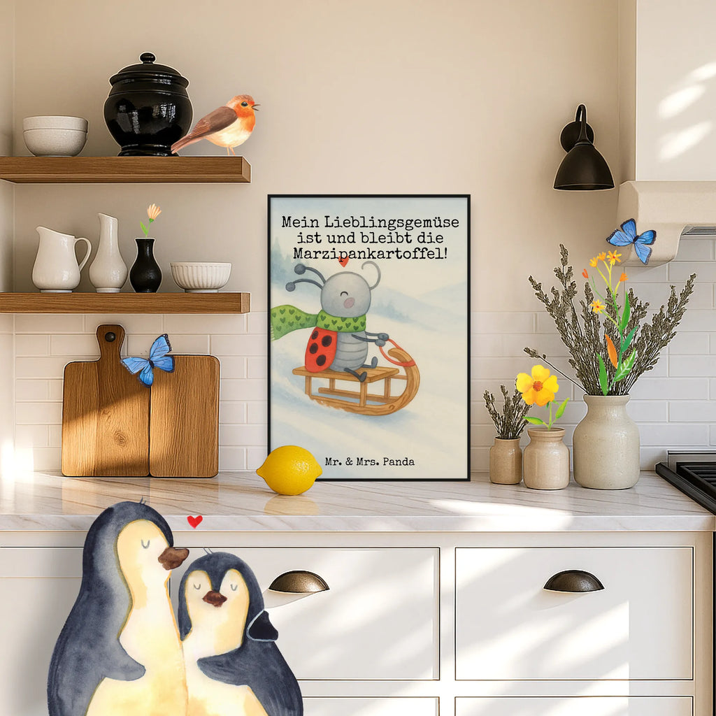 Poster Smörle sledding Design Designposter, Mr. & Mrs. Panda Poster, Poster, Wanddeko Bild, Raumdekoration, Kunstdruck, Wandposter, Kinderposter, Handgemaltes Poster, Wanddekoration, Wanddeko, Posterdruck, Bild, Küchenposter, Winter, Weihnachten, Weihnachtsdeko, Nikolaus, Advent, Heiligabend, Wintermotiv, Marzipan, Smörle, Schlittenfahren