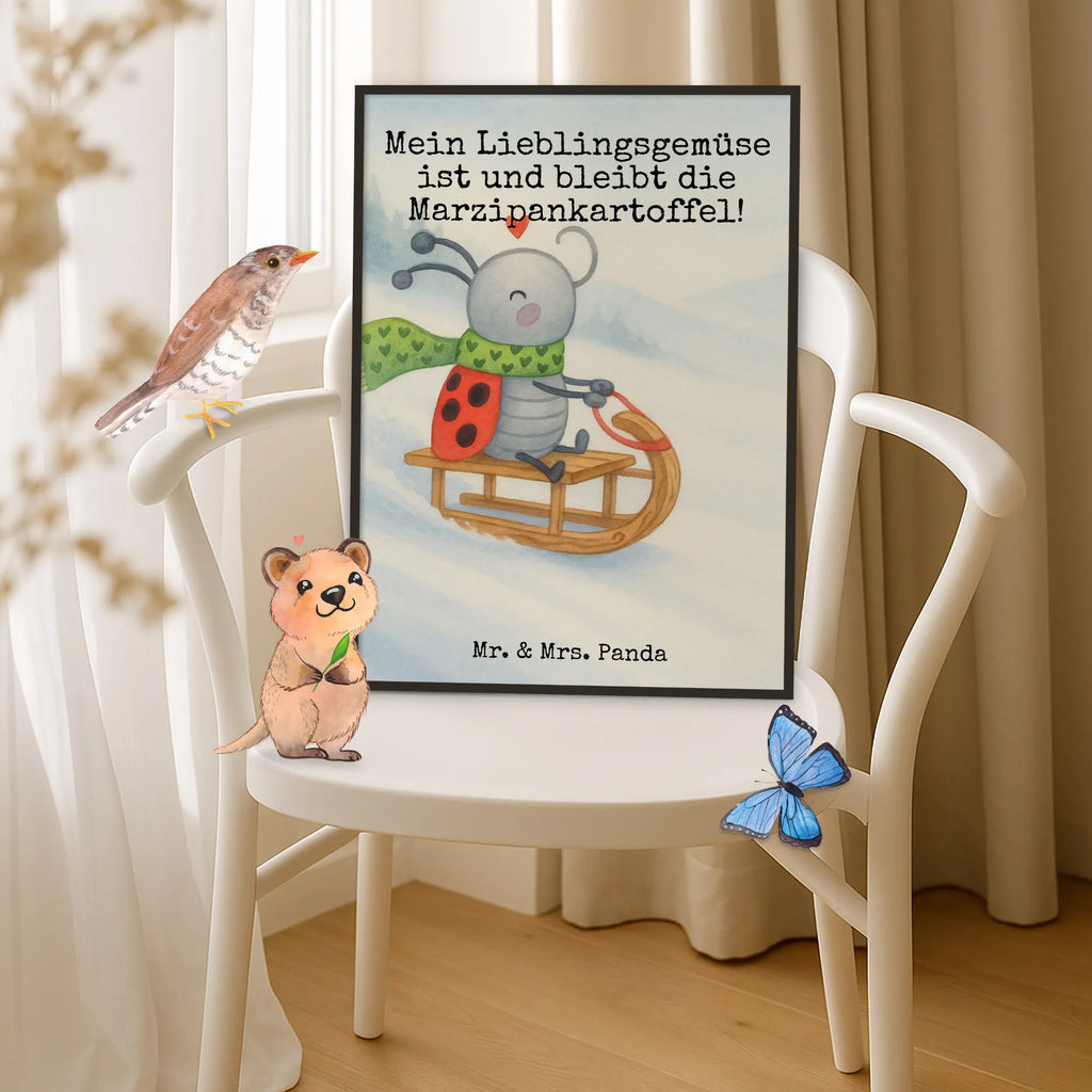 Poster Smörle sledding Design Designposter, Mr. & Mrs. Panda Poster, Poster, Wanddeko Bild, Raumdekoration, Kunstdruck, Wandposter, Kinderposter, Handgemaltes Poster, Wanddekoration, Wanddeko, Posterdruck, Bild, Küchenposter, Winter, Weihnachten, Weihnachtsdeko, Nikolaus, Advent, Heiligabend, Wintermotiv, Marzipan, Smörle, Schlittenfahren