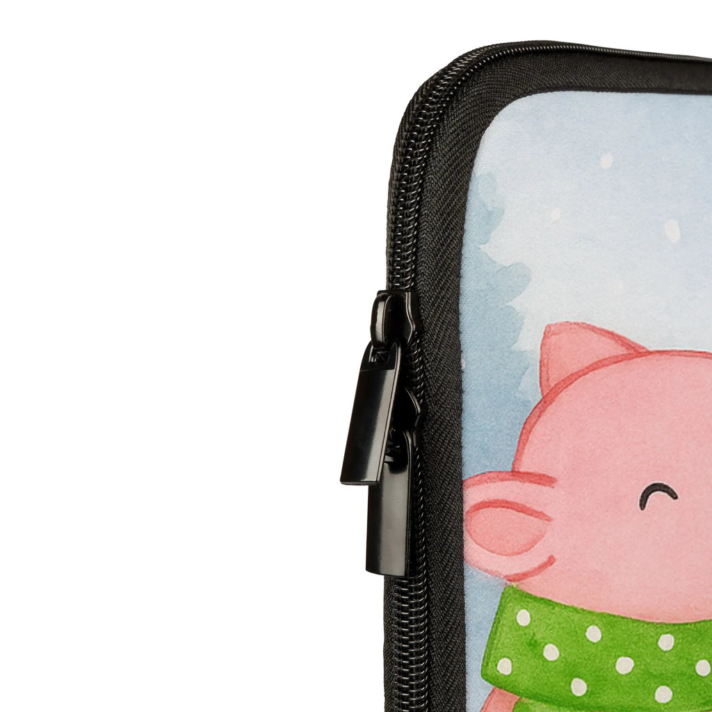 Notebook Tasche Glühschwein Sause Design Notebook-Tasche Mit Tragegriff, Notebook-Tasche Wasserfest, Notebook-Querträger, Notebook-Tasche Mit Schultergurt, Notebookhülle, Notebook-Tasche Business, ChatGPT:<br />Notebooktasche, Notebook-Tasche Minimalistisch, Notebook-Umhängetasche, Notebook-Case, Notebook-Tasche Robust, Notebook-Tasche Aus Canvas, Notebook-Tasche Ergonomisch, Laptop-Rucksack, Notebook-Tasche Aus Leder, Laptop-Case, Notebook-Tasche Leicht, Notebook-Tasche Für Herren, Notebook-Tasche Mit Organizer, Laptop-Hülle, Laptop-Messenger-Bag, Notebook-Tasche Klassisch, Notebook-Tasche Vintage, Notebook-Tasche Mit Zubehörfach, Notebook-Tasche Gepolstert, Laptop-Umhängetasche, Notebook-Tasche Modern, Notebook-Tasche Mit Reißverschluss, Notebook-Tasche Slim, Laptophülle, Notebook-Tasche Für 17 Zoll, Notebook-Tasche Rucksackstil, Notebook-Tasche Für 13 Zoll, Notebook-Tasche Für Damen, Notebook-Tasche Studenten, Notebook-Tasche Büro, Laptop-Sleeve, Laptoptasche, Notebook-Tasche Casual, Notebook-Rucksack, Notebook-Tasche Aus Neopren, Laptop-Aktentasche, Notebook-Tasche Für 15 Zoll, Notebook-Tasche Reisegeeignet, Notebook-Sleeve, Notebook-Aktentasche, Notebook-Tasche Aus Nylon, Winter, Weihnachten, Weihnachtsdeko, Nikolaus, Advent, Heiligabend, Wintermotiv, Schwein, Bär, Prost, Alles Gute, Weihnachtszeit