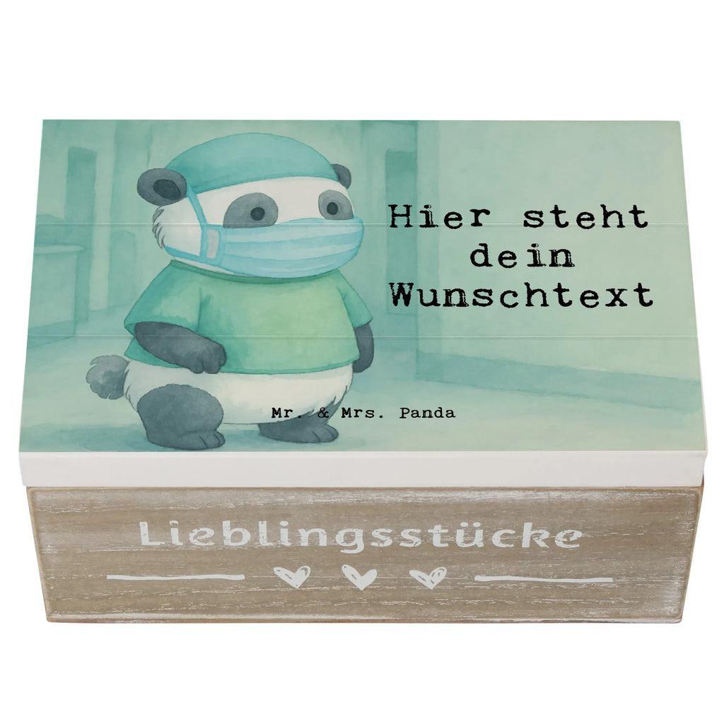Personalisierte Holzkiste Chirurg Leidenschaft Design GEschenkdose personalisiert, Kiste Personalisiert, Schatzkiste Personalisiert, Schatulle Personalisiert, Erinnerungskiste Personalisiert, Truhe mit Namen, Holzkiste mit Namen, Erinnerungskiste, Kiste mit Namen, mit Namen, Aufbewahrungsbox mit Namen, Erinnerungsbox Personalisiert, Aufbewahrungsbox Personalisiert, Holzkiste Personalisiert, Dekokiste mit Namen, Geschenkbox personalisiert, Truhe Personalisiert, Schatulle mit Namen, Schatzkiste mit Namen, Erinnerungsbox mit Namen, Dekokiste Personalisiert, Beruf, Ausbildung, Jubiläum, Abschied, Rente, Kollege, Kollegin, Geschenk, Schenken, Arbeitskollege, Mitarbeiter, Firma, Danke, Dankeschön, Krankenhaus, Notfallchirurg, Arzt, Chirurg, Unfallchirurg, Mediziner
