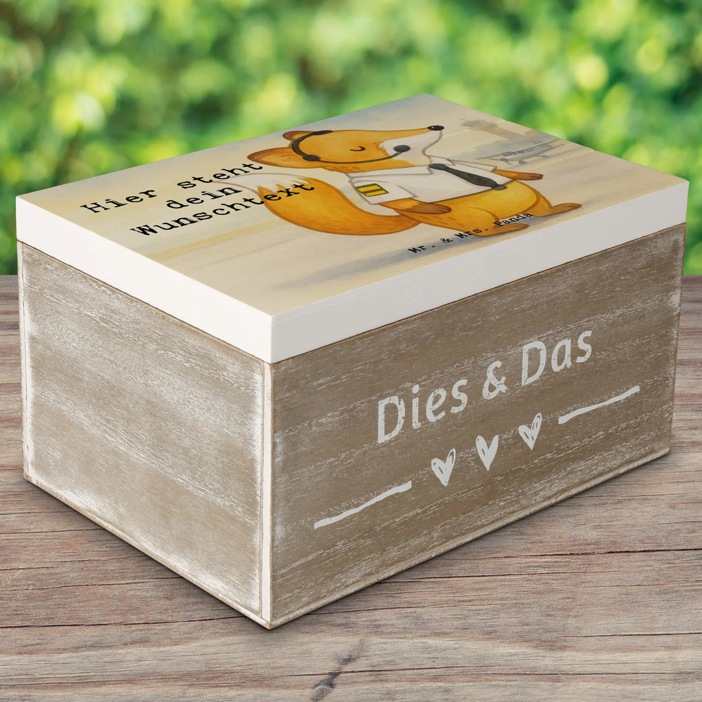 Personalised wooden chest Pilot Passion Design Erinnerungskiste Personalisiert, Aufbewahrungsbox mit Namen, Kiste Personalisiert, Erinnerungsbox mit Namen, Truhe mit Namen, Truhe Personalisiert, Schatulle Personalisiert, Aufbewahrungsbox Personalisiert, Dekokiste Personalisiert, Schatzkiste Personalisiert, Geschenkbox personalisiert, GEschenkdose personalisiert, Dekokiste mit Namen, Schatzkiste mit Namen, Holzkiste mit Namen, Erinnerungsbox Personalisiert, Kiste mit Namen, Erinnerungskiste, Schatulle mit Namen, mit Namen, Holzkiste Personalisiert, Beruf, Ausbildung, Jubiläum, Abschied, Rente, Kollege, Kollegin, Geschenk, Schenken, Arbeitskollege, Mitarbeiter, Firma, Danke, Dankeschön, Flugzeug, Pilot, Flugkapitän, Cockpit