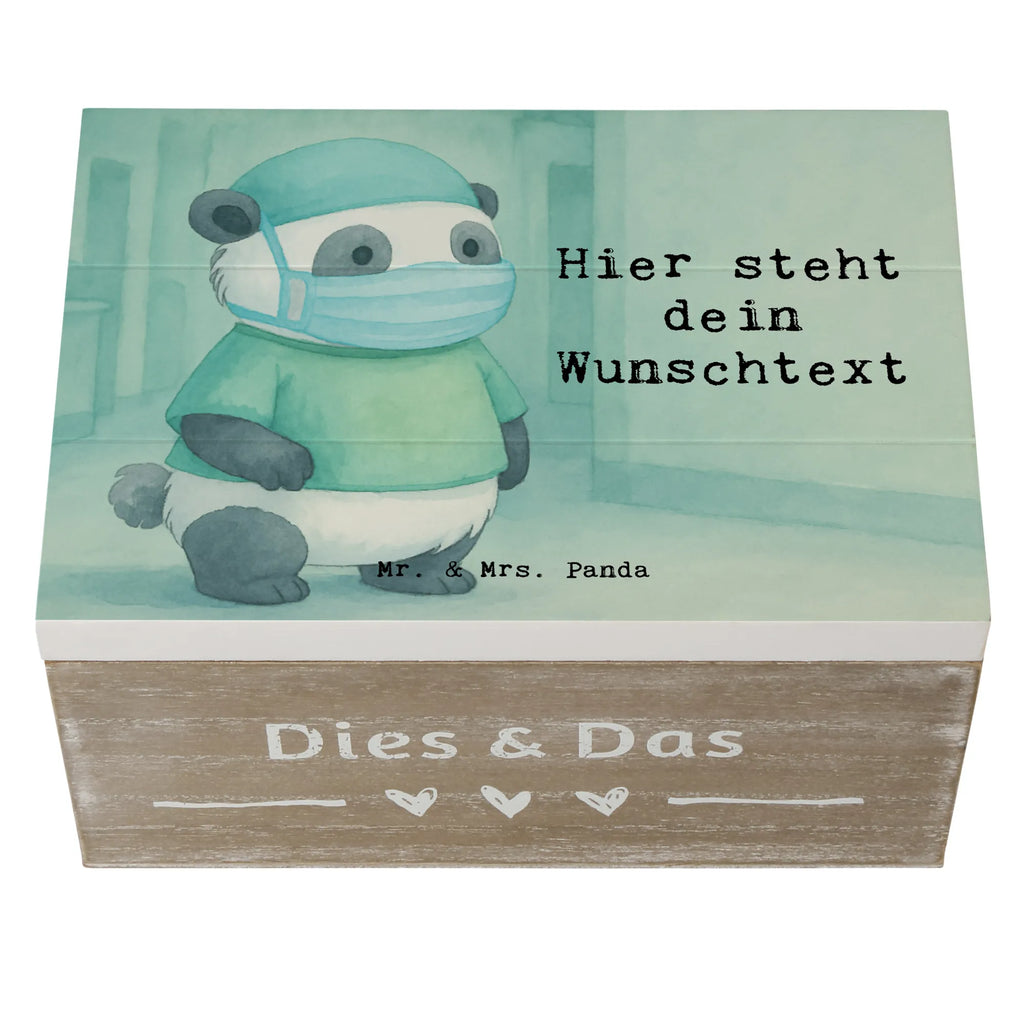 Personalisierte Holzkiste Chirurg Leidenschaft Design GEschenkdose personalisiert, Kiste Personalisiert, Schatzkiste Personalisiert, Schatulle Personalisiert, Erinnerungskiste Personalisiert, Truhe mit Namen, Holzkiste mit Namen, Erinnerungskiste, Kiste mit Namen, mit Namen, Aufbewahrungsbox mit Namen, Erinnerungsbox Personalisiert, Aufbewahrungsbox Personalisiert, Holzkiste Personalisiert, Dekokiste mit Namen, Geschenkbox personalisiert, Truhe Personalisiert, Schatulle mit Namen, Schatzkiste mit Namen, Erinnerungsbox mit Namen, Dekokiste Personalisiert, Beruf, Ausbildung, Jubiläum, Abschied, Rente, Kollege, Kollegin, Geschenk, Schenken, Arbeitskollege, Mitarbeiter, Firma, Danke, Dankeschön, Krankenhaus, Notfallchirurg, Arzt, Chirurg, Unfallchirurg, Mediziner