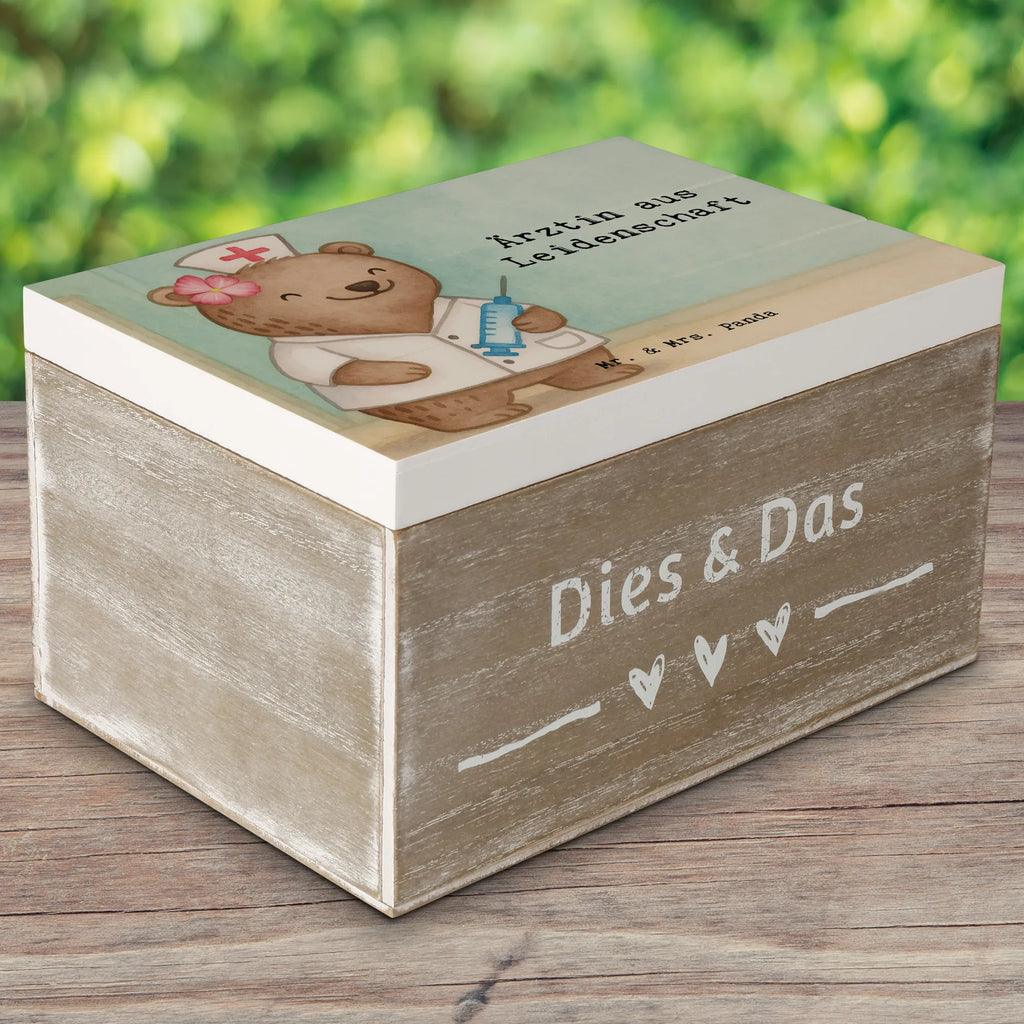 Holzkiste Ärztin Leidenschaft Design Schatulle, Truhe, XXL, Aufbewahrungsbox, Erinnerungskiste, Dekokiste, Schatzkiste, Erinnerungsbox, Geschenkbox, Geschenkdose, Kiste, Holzkiste, Beruf, Ausbildung, Jubiläum, Abschied, Rente, Kollege, Kollegin, Geschenk, Schenken, Arbeitskollege, Mitarbeiter, Firma, Danke, Dankeschön, Medizinerin, Medizinstudium, Hausärztin, Doktorin, Doktortitel, Arztpraxis, Ärztin