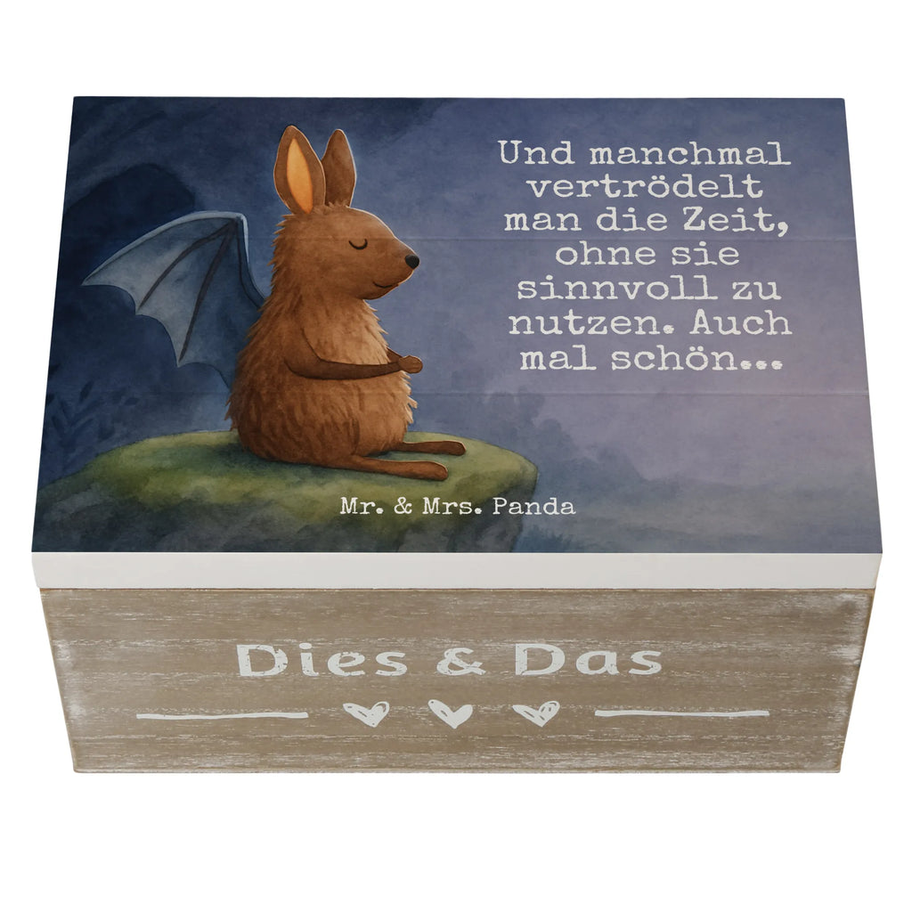 Holzkiste Fledermaus Sitzen Design Holzkiste, Kiste, Schatzkiste, Truhe, Schatulle, XXL, Erinnerungsbox, Erinnerungskiste, Dekokiste, Aufbewahrungsbox, Geschenkbox, Geschenkdose, Tiermotive, Gute Laune, lustige Sprüche, Tiere, Fledermaus, Fledermäuse, Motivation, entspannen