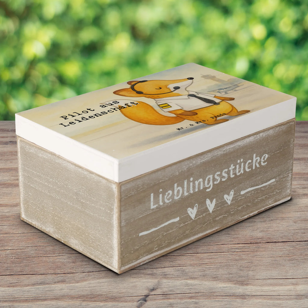 Holzkiste Pilot Leidenschaft Design Aufbewahrungsbox, Erinnerungskiste, Schatzkiste, Dekokiste, XXL, Truhe, Schatulle, Erinnerungsbox, Geschenkdose, Kiste, Geschenkbox, Holzkiste, Beruf, Ausbildung, Jubiläum, Abschied, Rente, Kollege, Kollegin, Geschenk, Schenken, Arbeitskollege, Mitarbeiter, Firma, Danke, Dankeschön, Flugkapitän, Cockpit, Flugzeug, Pilot