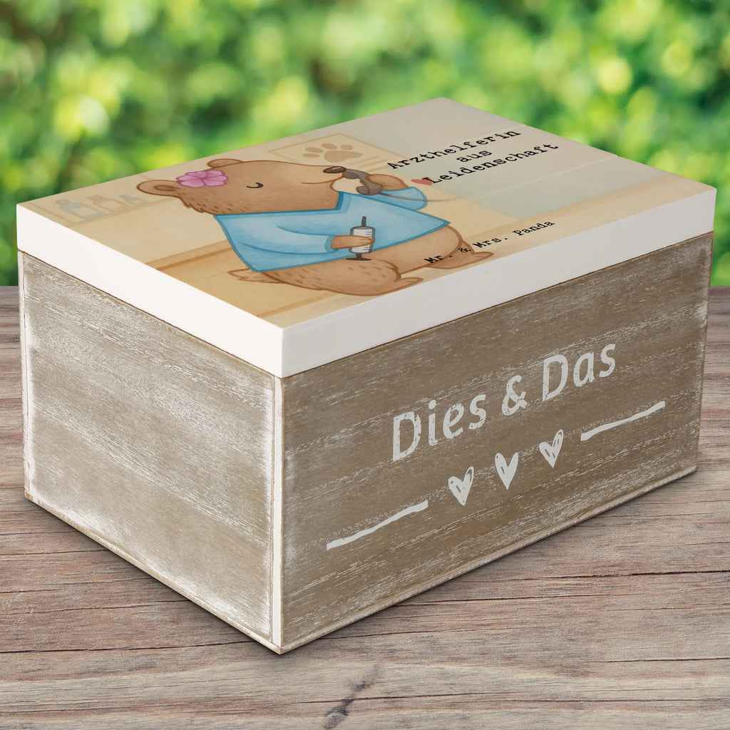 Holzkiste Arzthelferin Leidenschaft Design Erinnerungsbox, XXL, Dekokiste, Truhe, Aufbewahrungsbox, Geschenkdose, Kiste, Geschenkbox, Holzkiste, Schatzkiste, Schatulle, Erinnerungskiste, Beruf, Ausbildung, Jubiläum, Abschied, Rente, Kollege, Kollegin, Geschenk, Schenken, Arbeitskollege, Mitarbeiter, Firma, Danke, Dankeschön, Arzthelferin, Medizinische Fachangestellte