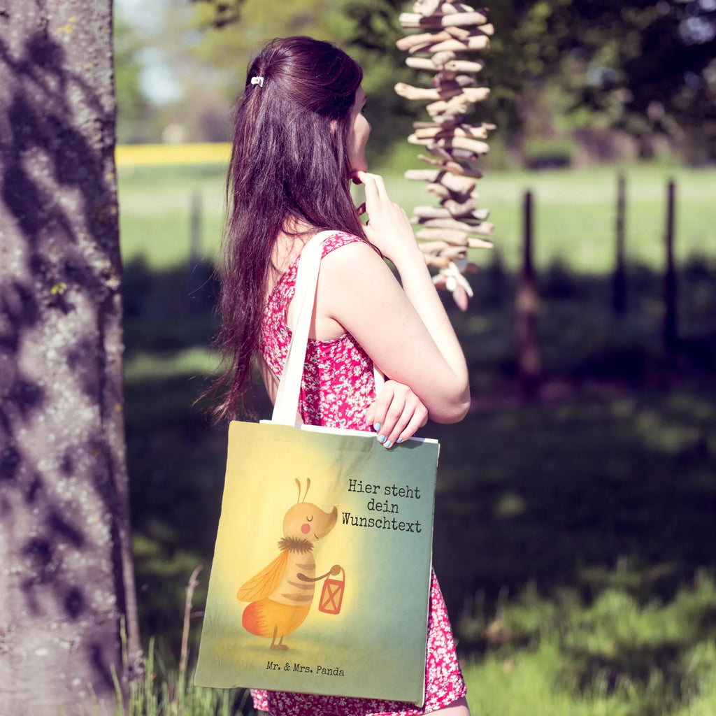 Personalisierte Einkaufstasche Glühwürmchen Design Jutetasche Mit Wunschtext, Bunte Tragetasche Mit Namen, Design Tragetasche Personalisiert, Tragetasche Als Geschenk Mit Wunschtext, Tragetasche Für Kinder Mit Wunschtext, Tragetasche Für Alltag Mit Text, Tragetasche Für Herren Personalisiert, Kleine Tragetasche Mit Text, Vintage Tragetasche Mit Wunschtext, Tragetasche Für Büro Mit Namen, Tragetasche Mit Spruch, Tragetasche Für Schule Mit Wunschtext, Tragetasche Mit Motiv Und Wunschtext, Große Tragetasche Mit Namen, Baumwolltasche Mit Namen, Tragetasche Für Einkäufe Personalisiert, Lustige Tragetasche Mit Text, Tragetasche Selbst Gestalten, Personalisierte Tragetasche, Wiederverwendbare Tragetasche Mit Wunschtext, Stofftasche Mit Wunschtext, Umweltfreundliche Tragetasche Mit Namen, Tragetasche Modern Mit Gravur, Tragetasche Mit Namen, Leinentasche Mit Gravur, Einkaufstasche Personalisiert, Nachhaltige Tragetasche Personalisiert, Tragetasche Mit Initialen, Faltbare Tragetasche Mit Wunschtext, Tragetasche Mit Personalisierung, Tragetasche Bedruckt Mit Wunschtext, Tragetasche Für Damen Mit Namen, Tragetasche Mit Wunschtext, Tragetasche Personalisiert, Tragetasche Mit Text, Tiermotive, Gute Laune, lustige Sprüche, Tiere, Jahrestag, Liebesspruch, Verlobung, magisch, Lieblingsmensch, Liebesbeweis, Liebe, Falter, Heiratsantrag, Glühwürmchen, Glühwurm, Leuchten