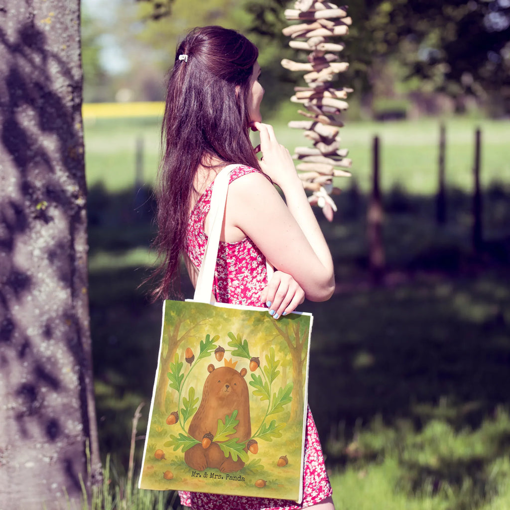 Einkaufstasche Bär König Design Jutetasche, Leinentaschen, Tragetasche Damen, Einkaufstaschen, Große Tragetasche, Baumwolltaschen, Tragetasche Blanko, Tragetasche Für Büro, Stofftasche, Tragetaschen, Bunte Tragetasche, Tragetasche Waschbar, Tragetasche Kinder, Tragetasche, Tragetasche Bedruckt, Jutetaschen, Tragetasche Herren, Tragetasche Design, Tragetasche Nachhaltig, Tragetasche Umweltfreundlich, Tragetasche Wiederverwendbar, Faltbare Tragetasche, Tragetasche Für Schule, Tragetasche Vintage, Tragetasche Geschenkidee, Beutel Tasche, Kleine Tragetasche, Tragetasche Für Bücher, Lustige Tragetasche, Einkaufstasche, Tragetasche Handgemacht, Tragetasche Modern, Leinentasche, Tragetasche Mit Henkel, Tragetasche Mit Motiv, Baumwolltasche, Tragetasche Für Alltag, Tragetasche Mit Spruch, Tragetasche Robust, Stofftaschen, Tragetasche Für Einkäufe, Tragetasche Zum Umhängen, Tragetasche Ohne Plastik, Bär, Teddy, Teddybär, Papa Bär, Daddy, Vatertag, Dad, bester Vater, weltbester Papa, Papa, Papi, bester Papa, Vater