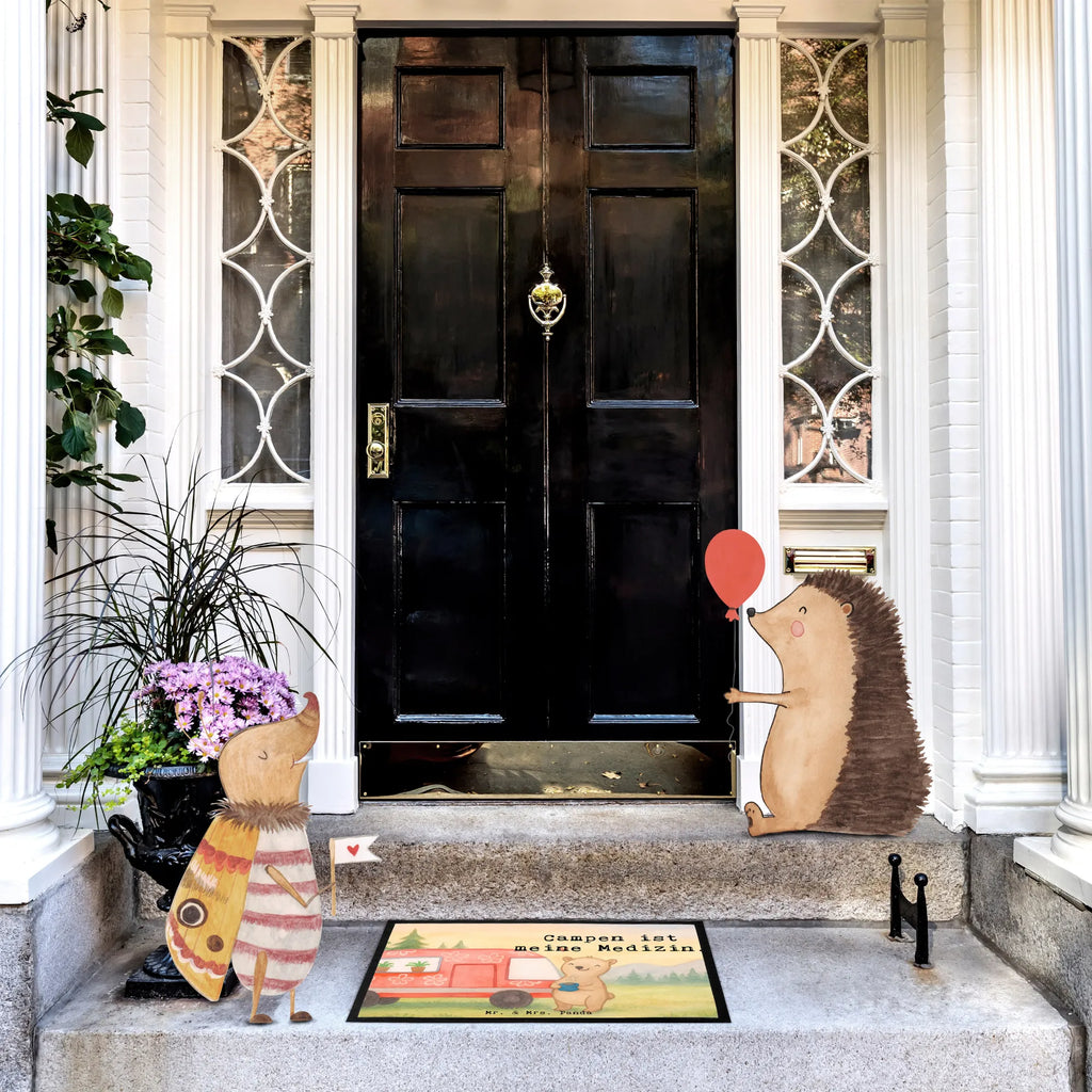 Fußmatte Bär Camper Design Fußabtreter, Fußabstreifer außen, Vorleger, Schmutzfangmatte waschbar, Schmutzmatte, Fußmatte outdoor, Fußmatte außen wetterfest, Matte, Motivfußmatte, Schmutzfangteppich, Fußabtreter außen, Eingangsteppich, Fußabstreifer, Fussmatten, Schmutzfangmatte, Gummimatte, Haustürmatte, Türvorleger, Türmatte, Gummi Matte, Fußmatte waschbar, Fussmatten online, Fußmatten, Sauberlaufmatte, Fußmatte außen, Fußmatte innen, Schmutzfänger, Geschenk, Sport, Sportart, Hobby, Schenken, Danke, Dankeschön, Auszeichnung, Gewinn, Sportler, Wohnmobil, Urlaub, Camper, Roadtrip, Zelten, Campingplatz, Campen