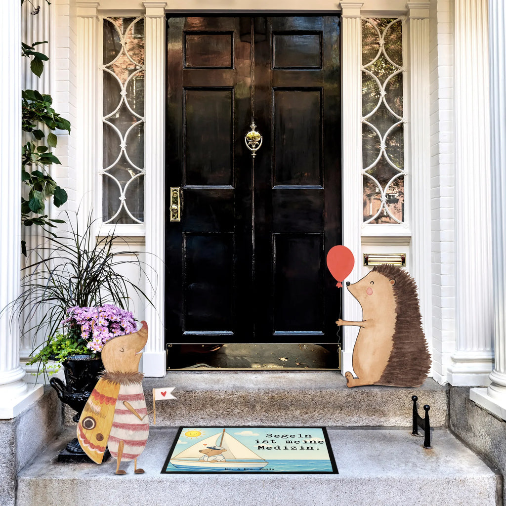 Fußmatte Bär Segeln Design Fußmatte außen, Fußmatte innen, Fußmatte außen wetterfest, Schmutzfangmatte waschbar, Gummi Matte, Schmutzfangteppich, Fußabtreter außen, Fussmatten, Schmutzmatte, Vorleger, Schmutzfänger, Fussmatten online, Motivfußmatte, Fußmatte waschbar, Fußabtreter, Gummimatte, Fußmatten, Haustürmatte, Matte, Eingangsteppich, Türvorleger, Fußmatte outdoor, Sauberlaufmatte, Schmutzfangmatte, Fußabstreifer, Fußabstreifer außen, Türmatte, Geschenk, Sport, Sportart, Hobby, Schenken, Danke, Dankeschön, Auszeichnung, Gewinn, Sportler, Segelboot, segeln, Yachtclub, Segelschule, Segeltörn