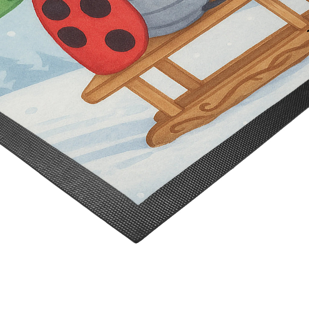 Fußmatte Smörle Rodeln Design Fußmatte außen, Türmatte, Schmutzfangmatte, Schmutzfangteppich, Fußmatte außen wetterfest, Fußabtreter, Schmutzmatte, Fussmatten, Fußmatte outdoor, Sauberlaufmatte, Gummimatte, Fußmatte innen, Vorleger, Fussmatten online, Fußabtreter außen, Fußabstreifer, Gummi Matte, Motivfußmatte, Schmutzfänger, Haustürmatte, Türvorleger, Fußmatte waschbar, Schmutzfangmatte waschbar, Eingangsteppich, Fußabstreifer außen, Matte, Fußmatten, Winter, Weihnachten, Weihnachtsdeko, Nikolaus, Advent, Heiligabend, Wintermotiv, Smörle, Marzipan, Schlittenfahren