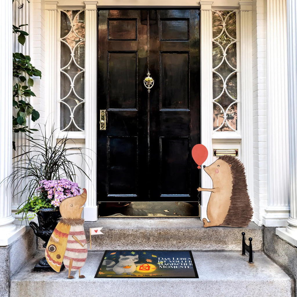Doormat Raccoon Lantern Design Fußabtreter, Fußmatte waschbar, Haustürmatte, Eingangsteppich, Fußabtreter außen, Fußabstreifer, Schmutzfangmatte waschbar, Gummimatte, Fussmatten, Sauberlaufmatte, Fußabstreifer außen, Matte, Fußmatte innen, Motivfußmatte, Schmutzfangmatte, Fußmatte outdoor, Fußmatten, Fussmatten online, Schmutzfangteppich, Fußmatte außen, Türvorleger, Gummi Matte, Türmatte, Vorleger, Schmutzfänger, Schmutzmatte, Fußmatte außen wetterfest, Halloween, Deko, Martinssingen, Dekoration, Geschenke, Schenken, Trick or Treat, Waschbär, Süßes sonst gibt's saures, Halloween Deko, Laterne, Herbst