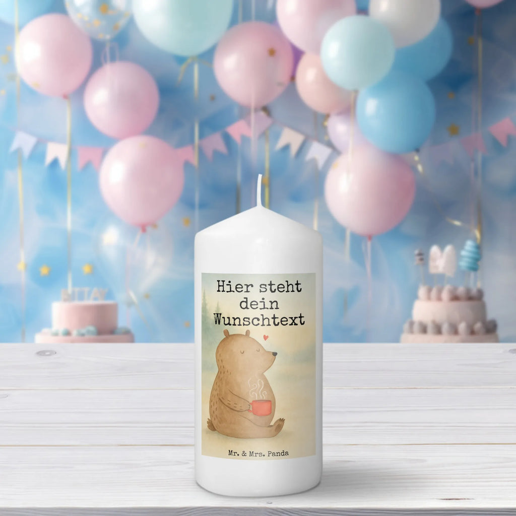 Personalisierte Kerze Bär Morgenkaffee Design Teelicht Mit Namensdruck, Trauerkerze Mit Namen, Duftkerze Mit Namen, Kerze Mit Namen, Kerzen-Set Mit Namensgravur, LED-Kerze Mit Wunschname, Taufekerze Mit Namensgravur, Glas-Kerze Mit Wunschname, Metall-Kerze Mit Namensgravur, Gastgeschenk Kerze Mit Namen, Handgemachte Kerze Mit Wunschname, Kommunionkerze Mit Namen, Streukerze Mit Namensdruck, Firmungskerze Mit Wunschname, Kerze Für Geburtstag Mit Wunschname, Laternenkerze Mit Namensdruck, Kerze Mit Spruch Und Namen, Bio-Kerze Mit Wunschname, Gedenkkerze Mit Namen, Kerze Für Hochzeit Mit Namensgravur, Weihnachtskerze Mit Namensgravur, Sojawachskerze Mit Namensdruck, Stearinkerze Mit Gravur, Holz-Kerze Mit Namen, Gartenkerze Mit Namen, Tischkerze Mit Namensdruck, Grabkerze Mit Namensgravur, Handgegossene Kerze Mit Namen, Blockkerze Mit Namensdruck, Votivkerze Mit Wunschname, Stumpenkerze Mit Namensgravur, Tafelkerze Mit Wunschname, Andachtskerze Mit Namensgravur, Personalisierte Kerze, Fair-Trade-Kerze Mit Namensgravur, Outdoor-Kerze Mit Namensgravur, Stabkerze Mit Gravur, Adventskerze Mit Wunschname, Kerze Mit Prägung Und Wunschname, Osterkerze Mit Namen, Schwimmkerze Mit Namen, Bienenwachskerze Mit Wunschname, Liebe, Partner, Freund, Freundin, Ehemann, Ehefrau, Heiraten, Verlobung, Heiratsantrag, Liebesgeschenk, Jahrestag, Hocheitstag, Geschenk für Frauen, Mitbringsel, Valentinstag, Hochzeitstag, für Männer, für Ehemann, Liebesbeweis, Geschenk für Partner, Geschenk für Freundin