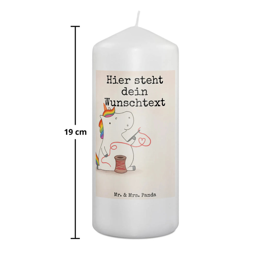 Personalisierte Kerze Einhorn Näherin Design Osterkerze Mit Namen, Firmungskerze Mit Wunschname, Tafelkerze Mit Wunschname, Kommunionkerze Mit Namen, Streukerze Mit Namensdruck, Schwimmkerze Mit Namen, Metall-Kerze Mit Namensgravur, Gastgeschenk Kerze Mit Namen, Personalisierte Kerze, Stumpenkerze Mit Namensgravur, Stabkerze Mit Gravur, Gedenkkerze Mit Namen, Handgegossene Kerze Mit Namen, Kerze Mit Prägung Und Wunschname, Teelicht Mit Namensdruck, Duftkerze Mit Namen, Bienenwachskerze Mit Wunschname, Kerze Für Geburtstag Mit Wunschname, Tischkerze Mit Namensdruck, Stearinkerze Mit Gravur, LED-Kerze Mit Wunschname, Kerze Mit Namen, Taufekerze Mit Namensgravur, Glas-Kerze Mit Wunschname, Outdoor-Kerze Mit Namensgravur, Handgemachte Kerze Mit Wunschname, Sojawachskerze Mit Namensdruck, Kerze Für Hochzeit Mit Namensgravur, Votivkerze Mit Wunschname, Fair-Trade-Kerze Mit Namensgravur, Andachtskerze Mit Namensgravur, Kerze Mit Spruch Und Namen, Gartenkerze Mit Namen, Holz-Kerze Mit Namen, Kerzen-Set Mit Namensgravur, Weihnachtskerze Mit Namensgravur, Trauerkerze Mit Namen, Blockkerze Mit Namensdruck, Laternenkerze Mit Namensdruck, Bio-Kerze Mit Wunschname, Adventskerze Mit Wunschname, Grabkerze Mit Namensgravur, Einhorn, Einhörner, Einhorn Deko, Unicorn, Freundin, basteln, Häkeln, nähen, Nähzimmer, Näherin, Mädchen, Stricken