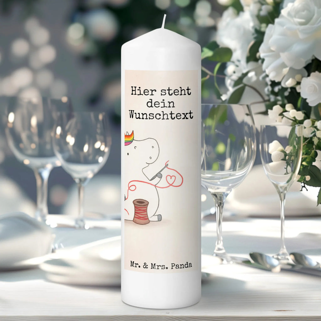 Personalisierte Kerze Einhorn Näherin Design Osterkerze Mit Namen, Firmungskerze Mit Wunschname, Tafelkerze Mit Wunschname, Kommunionkerze Mit Namen, Streukerze Mit Namensdruck, Schwimmkerze Mit Namen, Metall-Kerze Mit Namensgravur, Gastgeschenk Kerze Mit Namen, Personalisierte Kerze, Stumpenkerze Mit Namensgravur, Stabkerze Mit Gravur, Gedenkkerze Mit Namen, Handgegossene Kerze Mit Namen, Kerze Mit Prägung Und Wunschname, Teelicht Mit Namensdruck, Duftkerze Mit Namen, Bienenwachskerze Mit Wunschname, Kerze Für Geburtstag Mit Wunschname, Tischkerze Mit Namensdruck, Stearinkerze Mit Gravur, LED-Kerze Mit Wunschname, Kerze Mit Namen, Taufekerze Mit Namensgravur, Glas-Kerze Mit Wunschname, Outdoor-Kerze Mit Namensgravur, Handgemachte Kerze Mit Wunschname, Sojawachskerze Mit Namensdruck, Kerze Für Hochzeit Mit Namensgravur, Votivkerze Mit Wunschname, Fair-Trade-Kerze Mit Namensgravur, Andachtskerze Mit Namensgravur, Kerze Mit Spruch Und Namen, Gartenkerze Mit Namen, Holz-Kerze Mit Namen, Kerzen-Set Mit Namensgravur, Weihnachtskerze Mit Namensgravur, Trauerkerze Mit Namen, Blockkerze Mit Namensdruck, Laternenkerze Mit Namensdruck, Bio-Kerze Mit Wunschname, Adventskerze Mit Wunschname, Grabkerze Mit Namensgravur, Einhorn, Einhörner, Einhorn Deko, Unicorn, Freundin, basteln, Häkeln, nähen, Nähzimmer, Näherin, Mädchen, Stricken