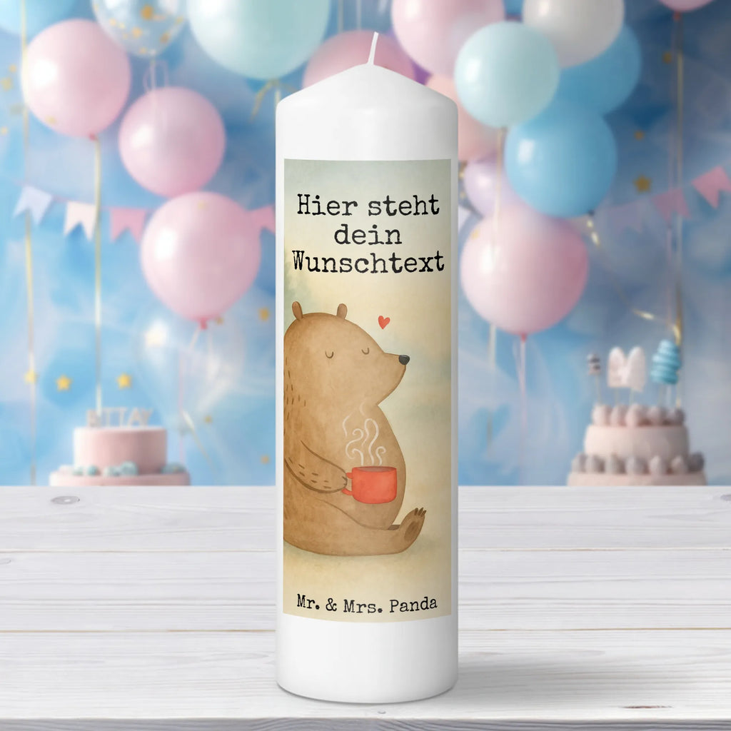 Personalisierte Kerze Bär Morgenkaffee Design Teelicht Mit Namensdruck, Trauerkerze Mit Namen, Duftkerze Mit Namen, Kerze Mit Namen, Kerzen-Set Mit Namensgravur, LED-Kerze Mit Wunschname, Taufekerze Mit Namensgravur, Glas-Kerze Mit Wunschname, Metall-Kerze Mit Namensgravur, Gastgeschenk Kerze Mit Namen, Handgemachte Kerze Mit Wunschname, Kommunionkerze Mit Namen, Streukerze Mit Namensdruck, Firmungskerze Mit Wunschname, Kerze Für Geburtstag Mit Wunschname, Laternenkerze Mit Namensdruck, Kerze Mit Spruch Und Namen, Bio-Kerze Mit Wunschname, Gedenkkerze Mit Namen, Kerze Für Hochzeit Mit Namensgravur, Weihnachtskerze Mit Namensgravur, Sojawachskerze Mit Namensdruck, Stearinkerze Mit Gravur, Holz-Kerze Mit Namen, Gartenkerze Mit Namen, Tischkerze Mit Namensdruck, Grabkerze Mit Namensgravur, Handgegossene Kerze Mit Namen, Blockkerze Mit Namensdruck, Votivkerze Mit Wunschname, Stumpenkerze Mit Namensgravur, Tafelkerze Mit Wunschname, Andachtskerze Mit Namensgravur, Personalisierte Kerze, Fair-Trade-Kerze Mit Namensgravur, Outdoor-Kerze Mit Namensgravur, Stabkerze Mit Gravur, Adventskerze Mit Wunschname, Kerze Mit Prägung Und Wunschname, Osterkerze Mit Namen, Schwimmkerze Mit Namen, Bienenwachskerze Mit Wunschname, Liebe, Partner, Freund, Freundin, Ehemann, Ehefrau, Heiraten, Verlobung, Heiratsantrag, Liebesgeschenk, Jahrestag, Hocheitstag, Geschenk für Frauen, Mitbringsel, Valentinstag, Hochzeitstag, für Männer, für Ehemann, Liebesbeweis, Geschenk für Partner, Geschenk für Freundin