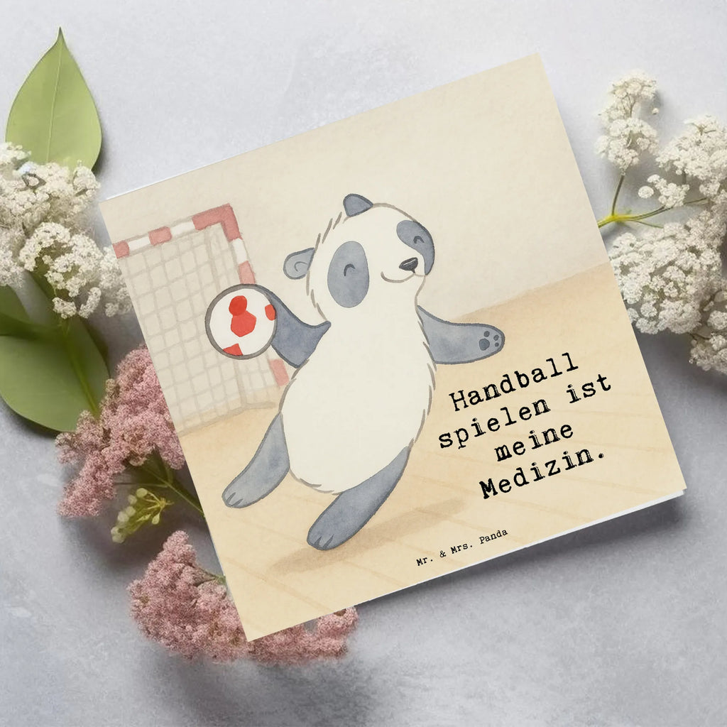 Deluxe Karte Panda Handball spielen Design Hochzeitskarte, Karte, Glückwunschkarte, Geburtstagskarte, Grußkarte, Hochwertige Klappkarte, Einladungskarte, Klappkarte, Hochwertige Grußkarte, Geschenk, Sport, Sportart, Hobby, Schenken, Danke, Dankeschön, Auszeichnung, Gewinn, Sportler, Handball Turnier, Handball Verein, Handball Club, Handball spielen