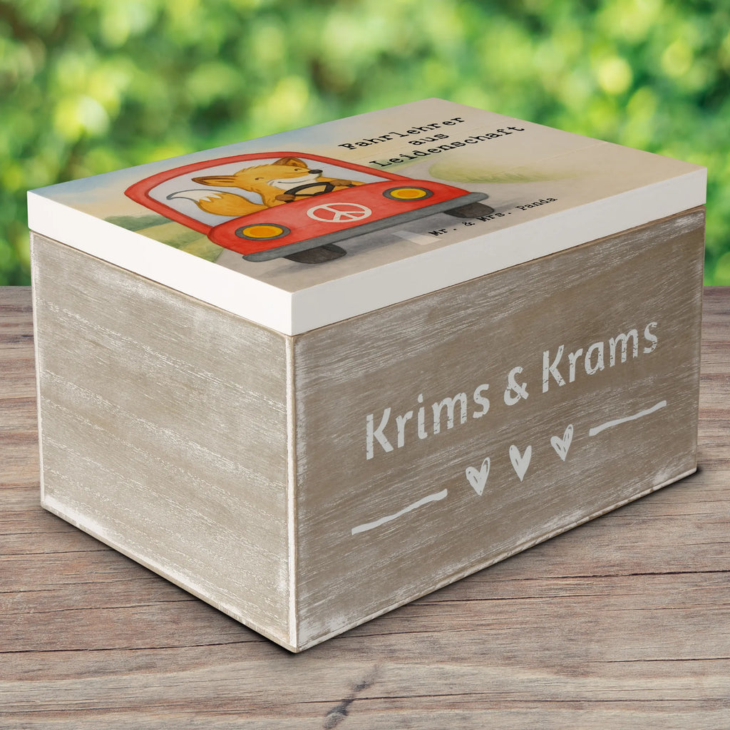 Holzkiste Fahrlehrer Leidenschaft Design Schatzkiste, Erinnerungskiste, Truhe, Geschenkdose, XXL, Aufbewahrungsbox, Geschenkbox, Schatulle, Dekokiste, Erinnerungsbox, Holzkiste, Kiste, Beruf, Ausbildung, Jubiläum, Abschied, Rente, Kollege, Kollegin, Geschenk, Schenken, Arbeitskollege, Mitarbeiter, Firma, Danke, Dankeschön, Fahrschule, Fahrschullehrer, Fahrlehrer