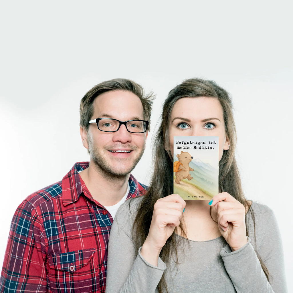 Postkarte Bär Bergsteigen Design Geburtstagskarte, Grußkarte, Einladungskarten Geburtstag, Einladung, Einladungskarte, Postkarte, Karte, Dankeskarte, Ansichtskarten, Geschenkkarte, Einladung Geburtstag, Ansichtskarte, Geschenk, Sport, Sportart, Hobby, Schenken, Danke, Dankeschön, Auszeichnung, Gewinn, Sportler, wandern, Alpinwandern, Bergsteigen, Alpinismus, Trekking, Bergsport