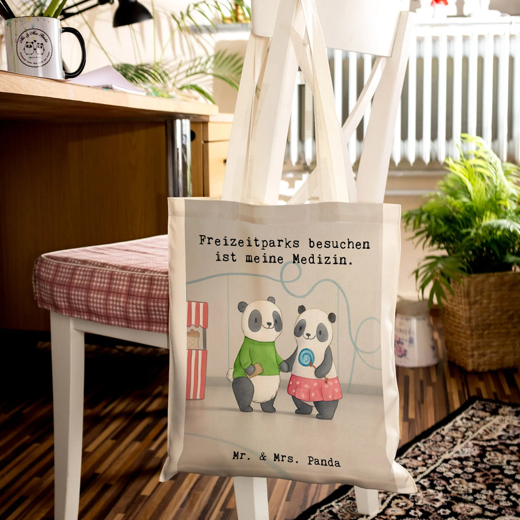 Tragetasche Pandas Freizeitpark besuchen Design Stofftasche, Beuteltasche, Schultertasche, Laptoptasche, Shopper, Umhängetasche, Tragetasche, Beutel, Tasche, Einkaufstasche, Stoffbeutel, Einkaufstüte, Jutetasche, Strandtasche, Badetasche, Jutebeutel, Geschenk, Sport, Sportart, Hobby, Schenken, Danke, Dankeschön, Auszeichnung, Gewinn, Sportler, Achterbahn fahren, Freizeitpark besuchen
