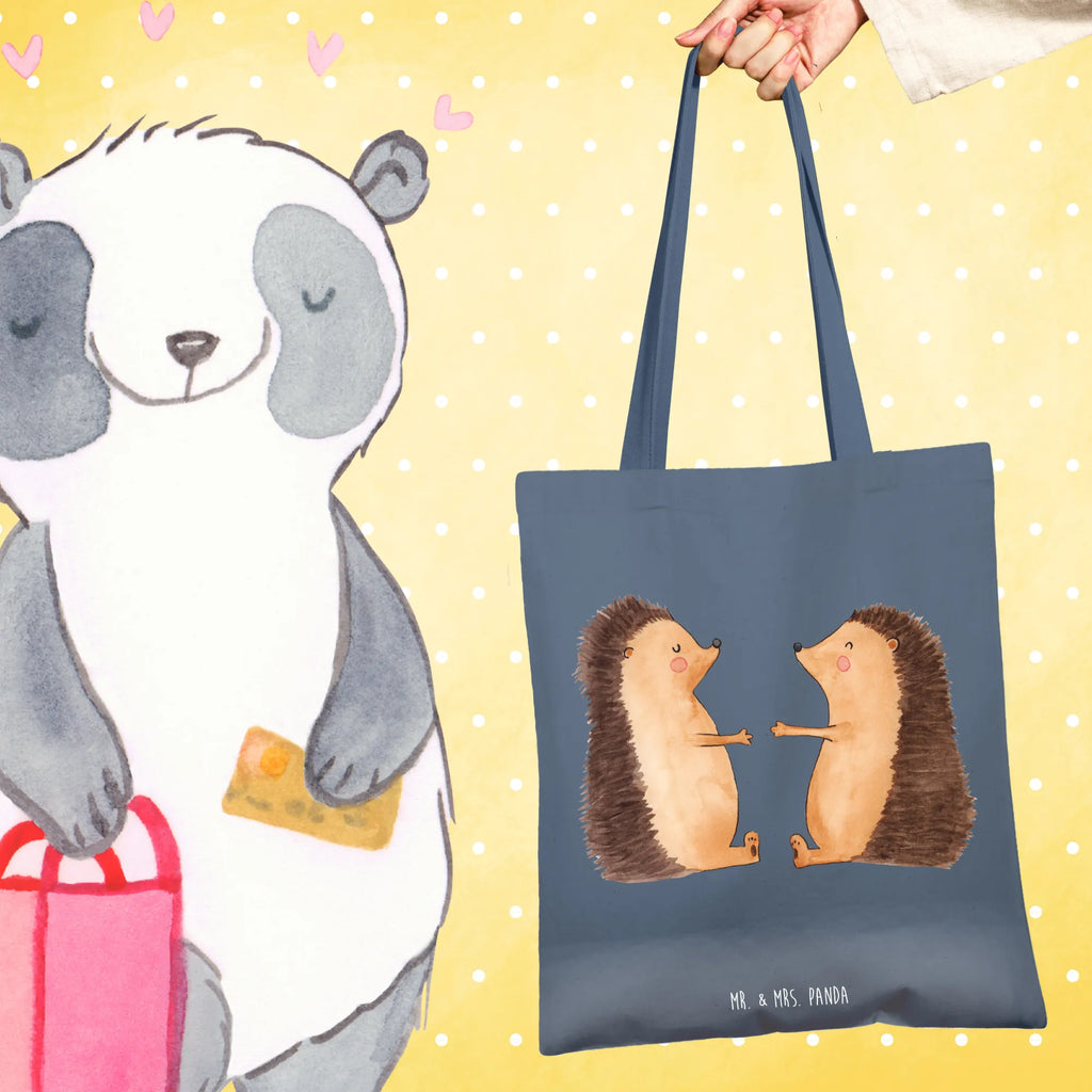 Tragetasche Igel Liebe Umhängetasche, Shopper, Beuteltasche, Tragetasche, Badetasche, Jutebeutel, Einkaufstüte, Stoffbeutel, Jutetasche, Stofftasche, Laptoptasche, Tasche, Schultertasche, Beutel, Strandtasche, Einkaufstasche, Liebe, Partner, Freund, Freundin, Ehemann, Ehefrau, Heiraten, Verlobung, Heiratsantrag, Liebesgeschenk, Jahrestag, Hocheitstag, Hochzeitstag, Verheiratet, Liebesbeweis, Igel, Verliebt, Hochzeit, Geschenk, Verlobt