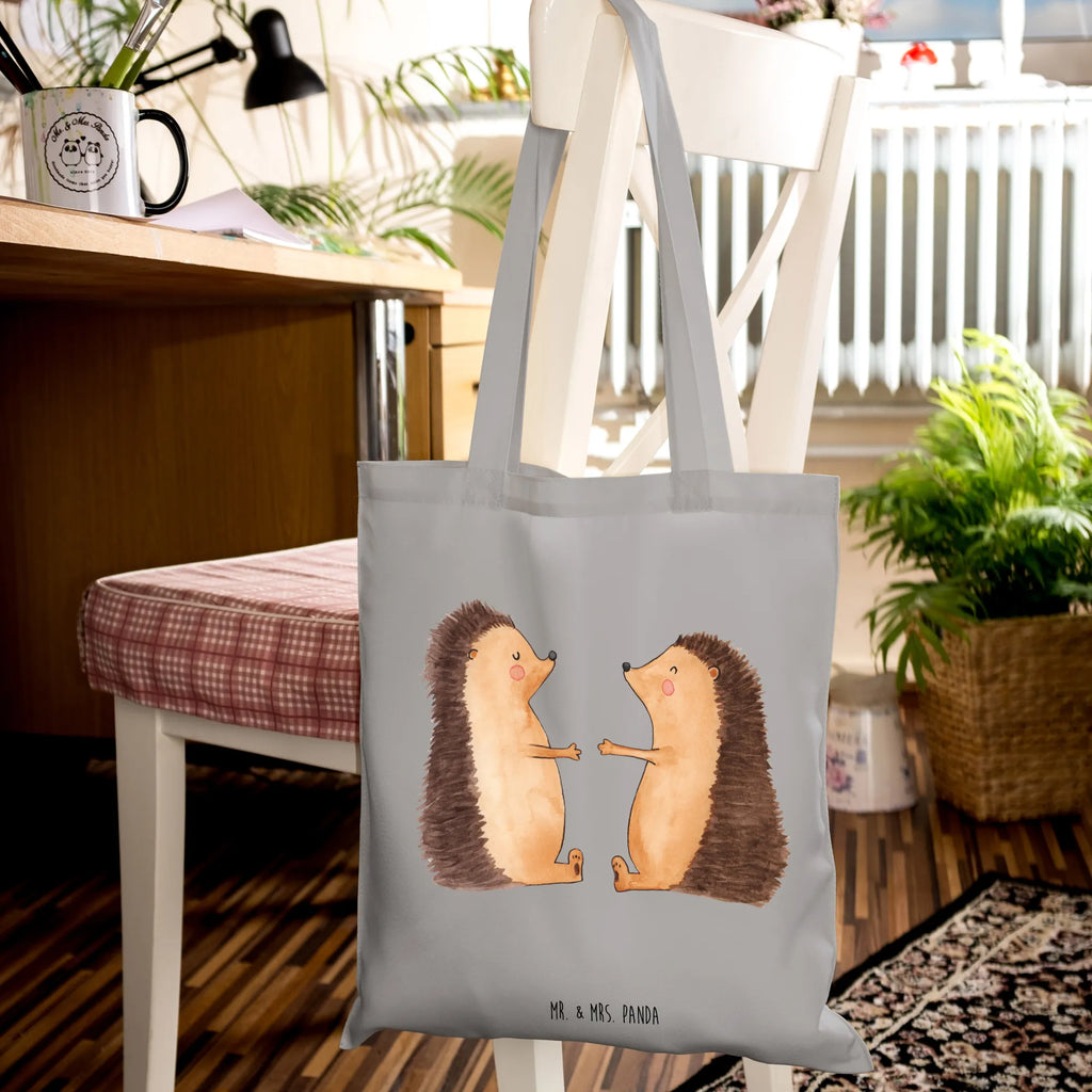 Tragetasche Igel Liebe Umhängetasche, Shopper, Beuteltasche, Tragetasche, Badetasche, Jutebeutel, Einkaufstüte, Stoffbeutel, Jutetasche, Stofftasche, Laptoptasche, Tasche, Schultertasche, Beutel, Strandtasche, Einkaufstasche, Liebe, Partner, Freund, Freundin, Ehemann, Ehefrau, Heiraten, Verlobung, Heiratsantrag, Liebesgeschenk, Jahrestag, Hocheitstag, Hochzeitstag, Verheiratet, Liebesbeweis, Igel, Verliebt, Hochzeit, Geschenk, Verlobt