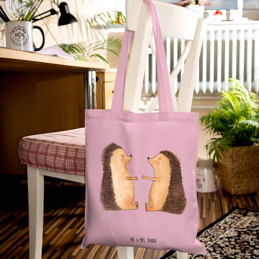 Tragetasche Igel Liebe Umhängetasche, Shopper, Beuteltasche, Tragetasche, Badetasche, Jutebeutel, Einkaufstüte, Stoffbeutel, Jutetasche, Stofftasche, Laptoptasche, Tasche, Schultertasche, Beutel, Strandtasche, Einkaufstasche, Liebe, Partner, Freund, Freundin, Ehemann, Ehefrau, Heiraten, Verlobung, Heiratsantrag, Liebesgeschenk, Jahrestag, Hocheitstag, Hochzeitstag, Verheiratet, Liebesbeweis, Igel, Verliebt, Hochzeit, Geschenk, Verlobt