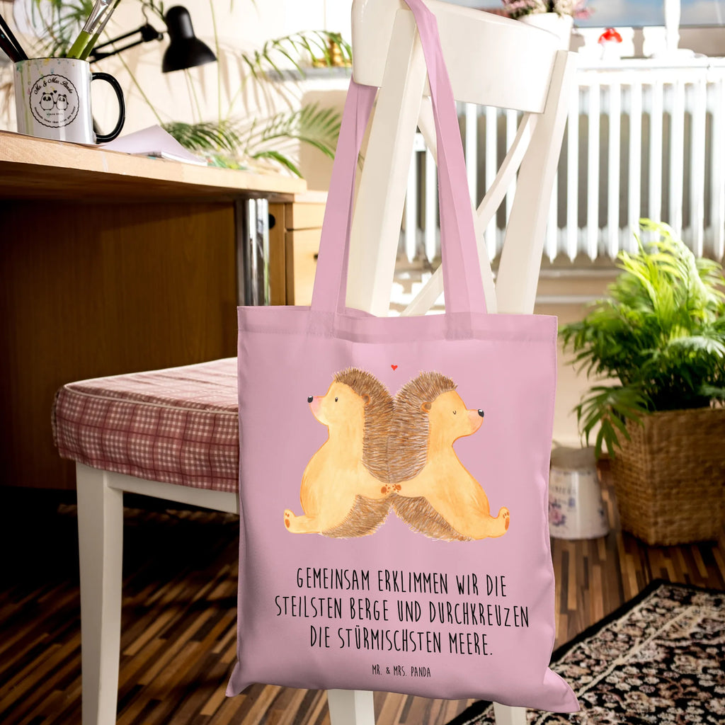 Tote bag Hedgehogs holding hands Einkaufstasche, Umhängetasche, Tragetasche, Jutetasche, Stofftasche, Einkaufstüte, Schultertasche, Strandtasche, Beuteltasche, Badetasche, Stoffbeutel, Shopper, Beutel, Tasche, Jutebeutel, Laptoptasche, Liebe, Partner, Freund, Freundin, Ehemann, Ehefrau, Heiraten, Verlobung, Heiratsantrag, Liebesgeschenk, Jahrestag, Hocheitstag, Lieblingsmensch, Geschenk für zwei, Hochzeit, Liebesbeweis, Gemeinsamkeit, Igelliebe, Love, Liebesbotschaft, Igel, große Liebe, Hand in Hand