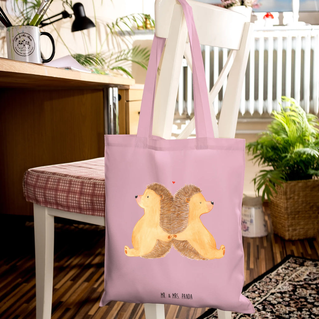 Tote bag Hedgehogs holding hands Einkaufstasche, Umhängetasche, Tragetasche, Jutetasche, Stofftasche, Einkaufstüte, Schultertasche, Strandtasche, Beuteltasche, Badetasche, Stoffbeutel, Shopper, Beutel, Tasche, Jutebeutel, Laptoptasche, Liebe, Partner, Freund, Freundin, Ehemann, Ehefrau, Heiraten, Verlobung, Heiratsantrag, Liebesgeschenk, Jahrestag, Hocheitstag, Lieblingsmensch, Geschenk für zwei, Hochzeit, Liebesbeweis, Gemeinsamkeit, Igelliebe, Love, Liebesbotschaft, Igel, große Liebe, Hand in Hand