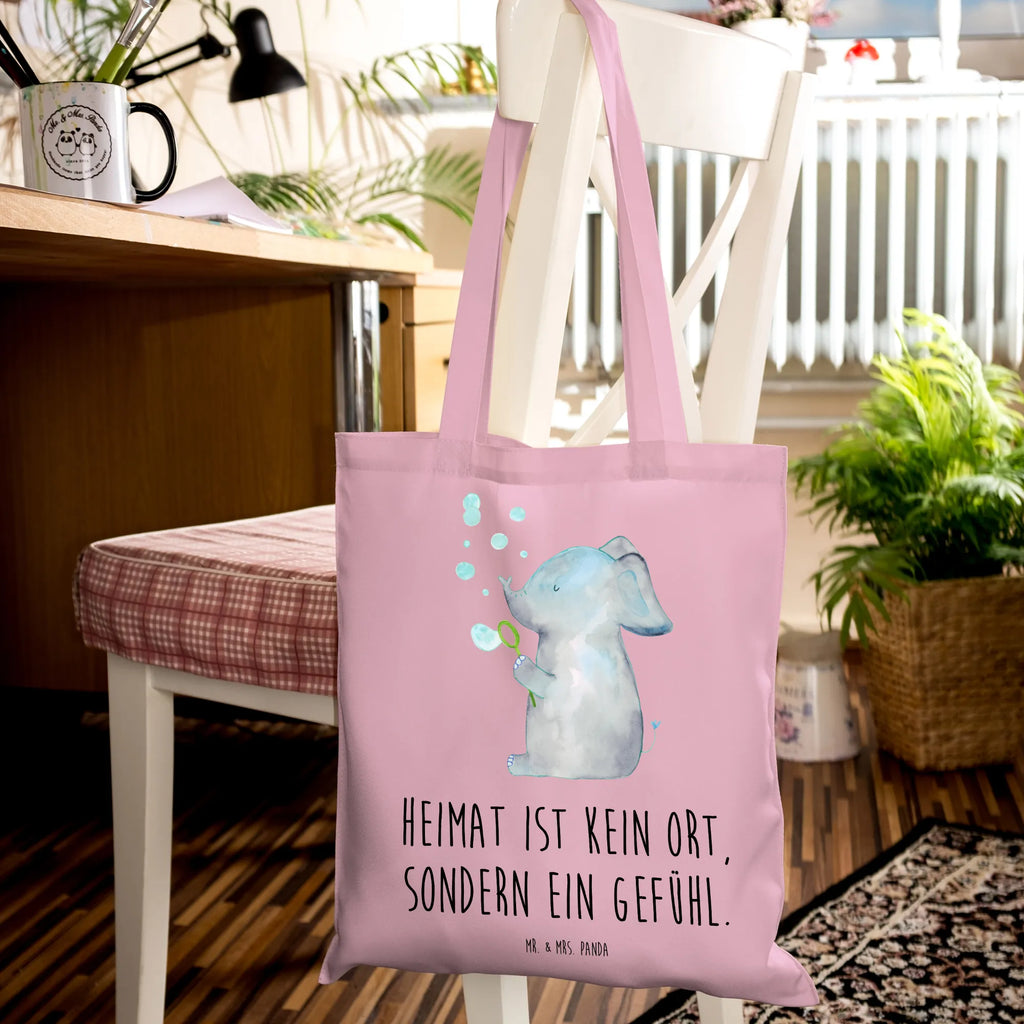 Tragetasche Elefant Seifenblasen Tragetasche, Umhängetasche, Tasche, Jutebeutel, Beuteltasche, Laptoptasche, Einkaufstüte, Einkaufstasche, Schultertasche, Shopper, Jutetasche, Stofftasche, Stoffbeutel, Beutel, Strandtasche, Badetasche, Tiermotive, Gute Laune, lustige Sprüche, Tiere, Elefanten, Liebesbeweis, Rüsseltier, Heimat, Liebesspruch, Liebe, Dickhäuter, Elefant, Seifenblasen, Gefühl. Daheim