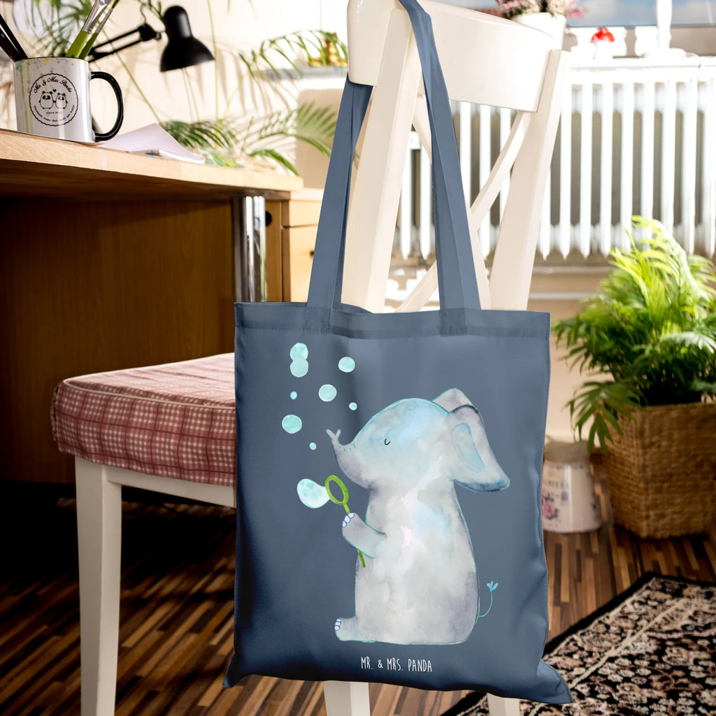Tragetasche Elefant Seifenblasen Tragetasche, Umhängetasche, Tasche, Jutebeutel, Beuteltasche, Laptoptasche, Einkaufstüte, Einkaufstasche, Schultertasche, Shopper, Jutetasche, Stofftasche, Stoffbeutel, Beutel, Strandtasche, Badetasche, Tiermotive, Gute Laune, lustige Sprüche, Tiere, Elefanten, Liebesbeweis, Rüsseltier, Heimat, Liebesspruch, Liebe, Dickhäuter, Elefant, Seifenblasen, Gefühl. Daheim