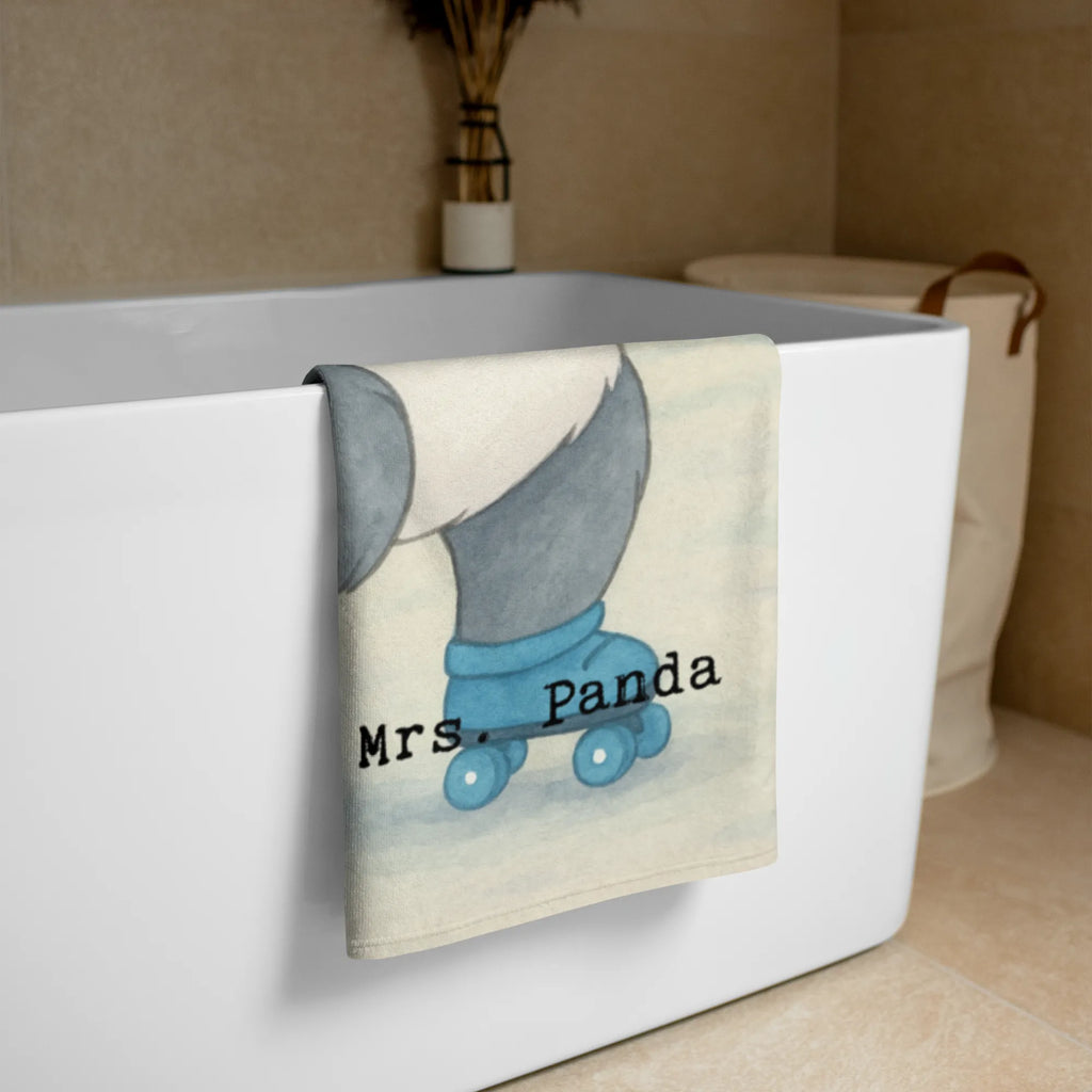 XL Badehandtuch Panda Inliner fahren Design Badehandtuch XL, Handtuch XL Für Männer, Kinderhandtuch, Umweltfreundliches Handtuch Groß, Großes Handtuch Unifarben, XL Handtuch Mit Muster, Handtuch XL Klassisch, Duschtuch XL, Frottier, Handtuch XL Geschenkidee, Handtuch Groß Für Sport, Strapazierfähiges XL Handtuch, Waschbares Handtuch XL, Handtuch mit Motiv, Großes Handtuch Für Badezimmer, Weiches XL Handtuch, Baumwoll Handtuch, Strandhandtuch, Großes Handtuch, Handtuch XL Aus Baumwolle, Saugfähiges Großes Handtuch, Handtuch XL Für Kinder, Extra Großes Handtuch, Saunahandtuch, Handtuch Für Sauna Groß, Handtuch XL Modern, Flauschiges Handtuch XL, XL Handtuch Aus Bio Baumwolle, XL Handtuch, Handtuch Für Strand XL, Badetuch Kinder, Handtuch Für Dusche XL, Handtuch Für Wellness, Nachhaltiges Handtuch XL, Badetuch Extra Groß, XL Handtuch Grau, XL Handtuch Weiß, Frotteehandtuch, Urlaub, Badetuch, Reisehandtuch, Wellnessgeschenk, Handtuch Für Große Personen, Mikrofaser Handtuch XL, Pflegeleichtes Handtuch Groß, Handtuch Übergröße, Handtuch Für Erwachsene XL, Wellness Handtuch, Groß, XL Handtuch Bunt, Design Handtuch XL, Handtuch XL Für Frauen, Saunatuch XL, Geschenk, Schenken, Sport, Sportart, Hobby, Danke, Dankeschön, Auszeichnung, Gewinn, Sportler, Rollschuh fahren, inlinern, Inliner fahren