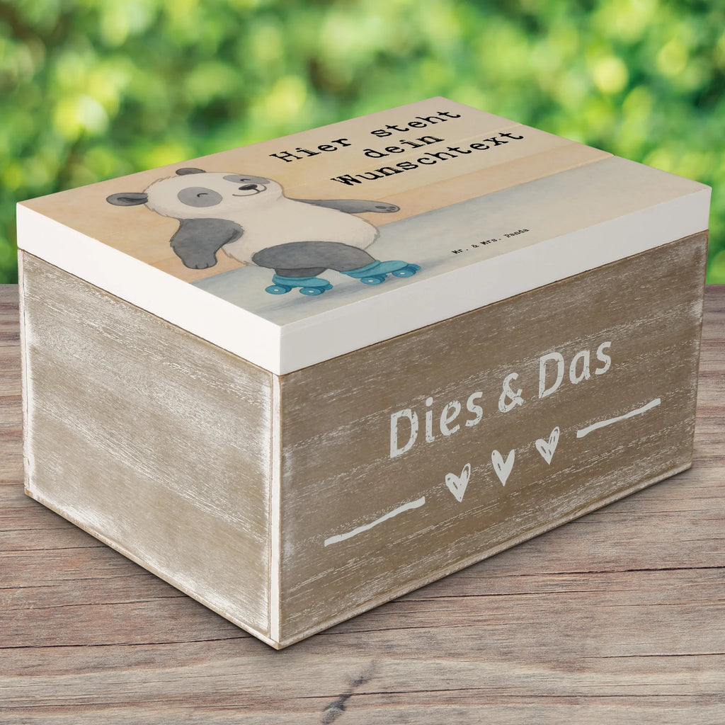 Personalisierte Holzkiste Panda Inliner fahren Design Holzkiste mit Namen, mit Namen, Dekokiste mit Namen, Holzkiste Personalisiert, Schatzkiste mit Namen, Truhe Personalisiert, Aufbewahrungsbox Personalisiert, Schatulle Personalisiert, Dekokiste Personalisiert, Geschenkbox Personalisiert, Erinnerungsbox mit Namen, Truhe mit Namen, Kiste Personalisiert, Erinnerungsbox Personalisiert, Aufbewahrungsbox mit Namen, Erinnerungskiste Personalisiert, GEschenkdose Personalisiert, Schatzkiste Personalisiert, Schatulle mit Namen, Kiste mit Namen, Geschenk, Schenken, Sport, Sportart, Hobby, Danke, Dankeschön, Auszeichnung, Gewinn, Sportler, Inlinern, Rollschuh fahren, Inliner fahren