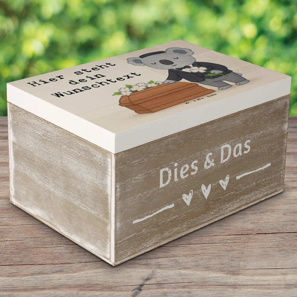 Personalisierte Holzkiste Bestatter Leidenschaft Design Truhe mit Namen, Schatulle mit Namen, Schatzkiste mit Namen, Dekokiste mit Namen, Schatulle Personalisiert, Erinnerungskiste Personalisiert, Holzkiste mit Namen, GEschenkdose Personalisiert, Holzkiste Personalisiert, Erinnerungsbox mit Namen, mit Namen, Schatzkiste Personalisiert, Aufbewahrungsbox Personalisiert, Geschenkbox Personalisiert, Truhe Personalisiert, Dekokiste Personalisiert, Aufbewahrungsbox mit Namen, Kiste Personalisiert, Kiste mit Namen, Erinnerungsbox Personalisiert, Geschenk, Schenken, Jubiläum, Danke, Dankeschön, Beruf, Ausbildung, Abschied, Rente, Kollege, Kollegin, Arbeitskollege, Mitarbeiter, Firma
