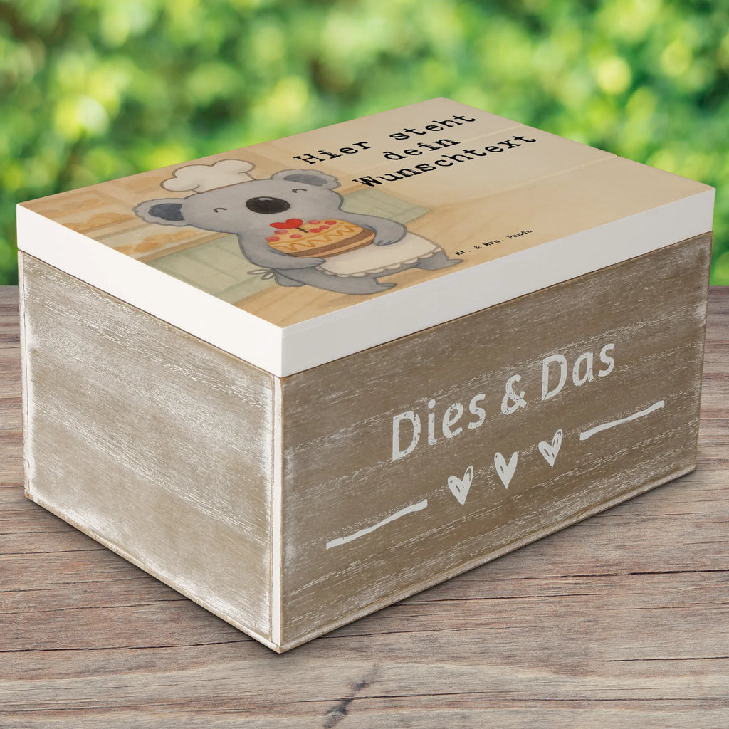 Personalisierte Holzkiste Konditor Leidenschaft Design Holzkiste Personalisiert, GEschenkdose Personalisiert, Aufbewahrungsbox mit Namen, Schatulle Personalisiert, Erinnerungsbox Personalisiert, Holzkiste mit Namen, Schatzkiste Personalisiert, Erinnerungskiste Personalisiert, mit Namen, Kiste mit Namen, Truhe mit Namen, Dekokiste mit Namen, Geschenkbox Personalisiert, Aufbewahrungsbox Personalisiert, Schatzkiste mit Namen, Erinnerungsbox mit Namen, Schatulle mit Namen, Truhe Personalisiert, Dekokiste Personalisiert, Kiste Personalisiert, Geschenk, Schenken, Jubiläum, Danke, Dankeschön, Beruf, Ausbildung, Abschied, Rente, Kollege, Kollegin, Arbeitskollege, Mitarbeiter, Firma, Kuchenbäcker, Konditor, Bäcker, Confiseur, Patissier