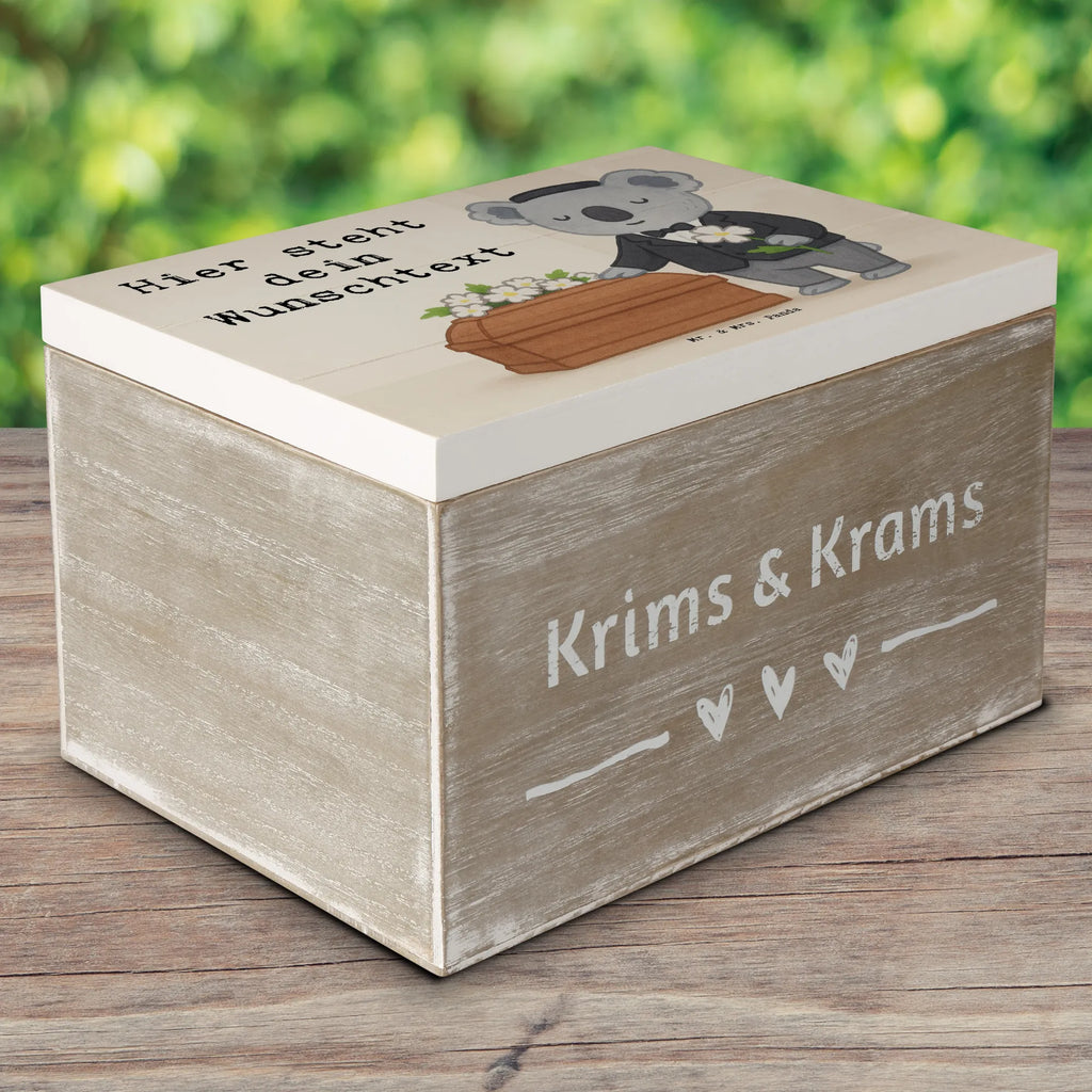 Personalisierte Holzkiste Bestatter Leidenschaft Design Truhe mit Namen, Schatulle mit Namen, Schatzkiste mit Namen, Dekokiste mit Namen, Schatulle Personalisiert, Erinnerungskiste Personalisiert, Holzkiste mit Namen, GEschenkdose Personalisiert, Holzkiste Personalisiert, Erinnerungsbox mit Namen, mit Namen, Schatzkiste Personalisiert, Aufbewahrungsbox Personalisiert, Geschenkbox Personalisiert, Truhe Personalisiert, Dekokiste Personalisiert, Aufbewahrungsbox mit Namen, Kiste Personalisiert, Kiste mit Namen, Erinnerungsbox Personalisiert, Geschenk, Schenken, Jubiläum, Danke, Dankeschön, Beruf, Ausbildung, Abschied, Rente, Kollege, Kollegin, Arbeitskollege, Mitarbeiter, Firma