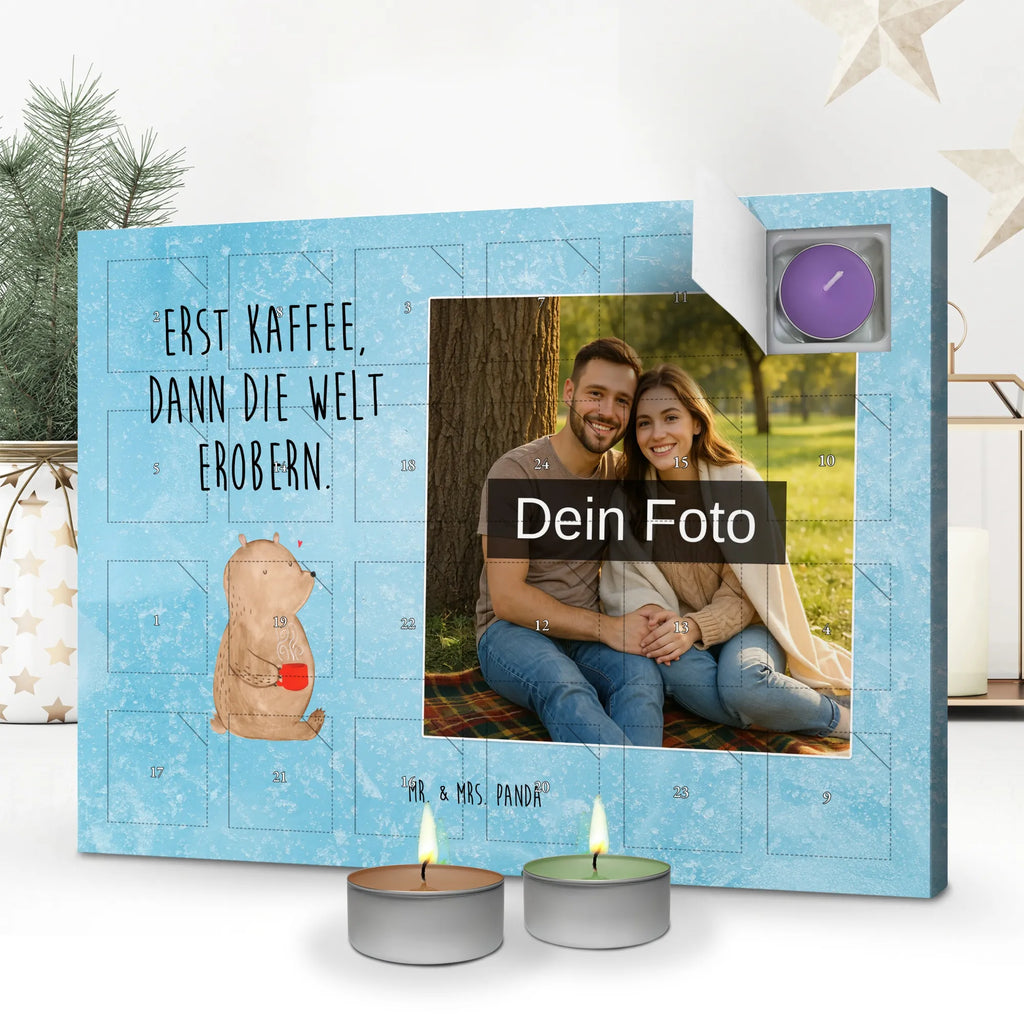 Personalisierter Duftkerzen Foto Adventskalender Bär Kaffee Personalisierter Duftkerzen Foto Adventskalender, Teddy, Bär, Teddybär, Welt Retten, Guten Morgen, Coffee, Kaffee, Bären, Motivation, Morgenroutine, Welt Erobern