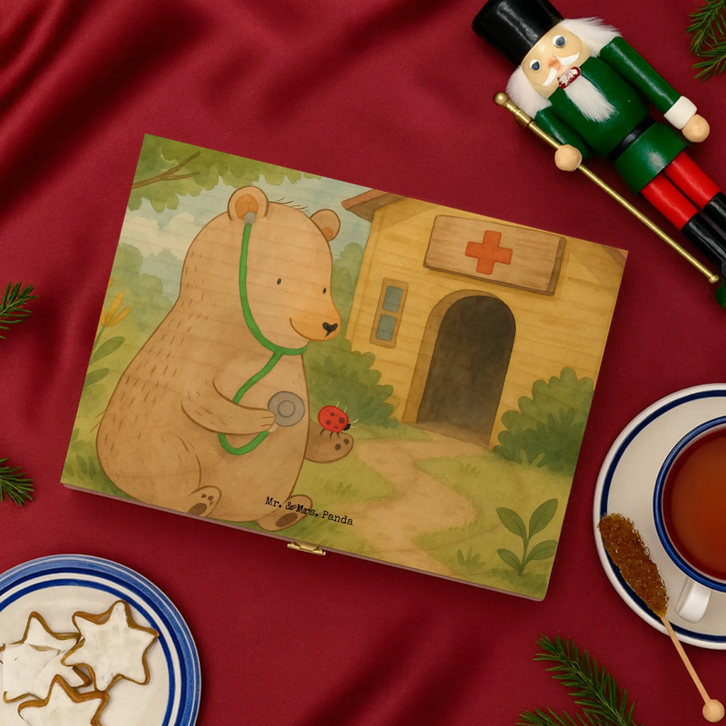 tee sortierbox Bär Arzt Design tee organizer box, teebeutel aufbewahrung, teeaufbewahrung, teebox, teebeutelbox, aufbewahrungsbox tee, tee organizer, teebehälter, box für tee, teekiste, holzteebox, box für teebeutel, teebox für teebeutel, teebeutel organizer, aufbewahrungsbox für teebeutel, teebeutel behälter, aufbewahrung tee, teebeutel aufbewahrungsbox, teeaufbewahrungsbox, holzteekiste, tee beutel halter, tee sortierbox, teedose, teekasten, tee kiste, vorratsbox tee, Teddy, Bär, Teddybär, Doktor, Ärztin, Professor, Arzt, Doktorin, Professorin