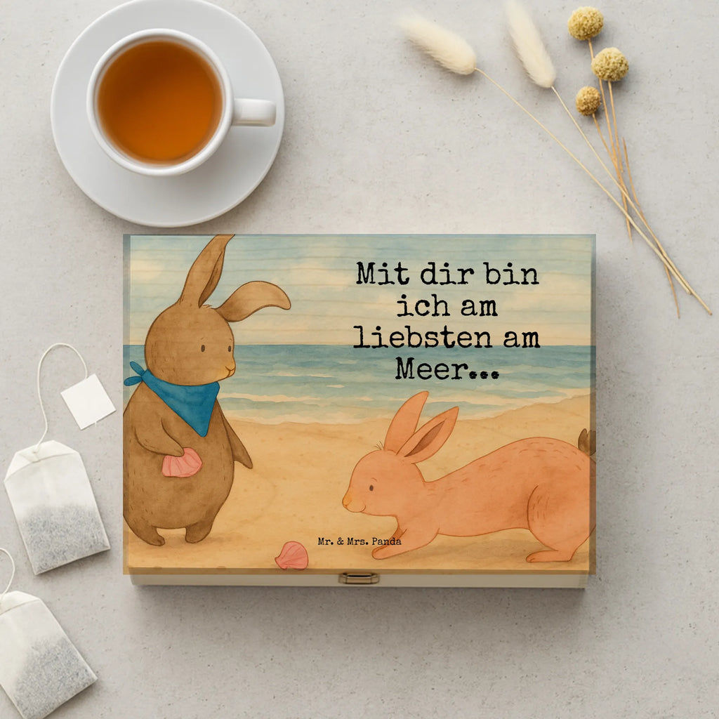 Teebox Holz Hasen Muschel Design teeaufbewahrung, teebeutel behälter, teebox, aufbewahrungsbox tee, box für tee, teebeutelbox, aufbewahrungsbox für teebeutel, holzteekiste, teebeutel aufbewahrung, box für teebeutel, aufbewahrung tee, tee organizer box, vorratsbox tee, tee kiste, teekasten, tee sortierbox, teebehälter, teekiste, tee organizer, tee beutel halter, teebox für teebeutel, teebeutel organizer, teedose, holzteebox, teebeutel aufbewahrungsbox, teeaufbewahrungsbox, Muttertag, Vatertag, Mama, Papa, Oma, Opa, Familie, Schwester, Bruder, BFF, Muscheln, Meer, beste Freundin, Freundin, Hasen, best friends, Freundinnen, Muscheln sammeln