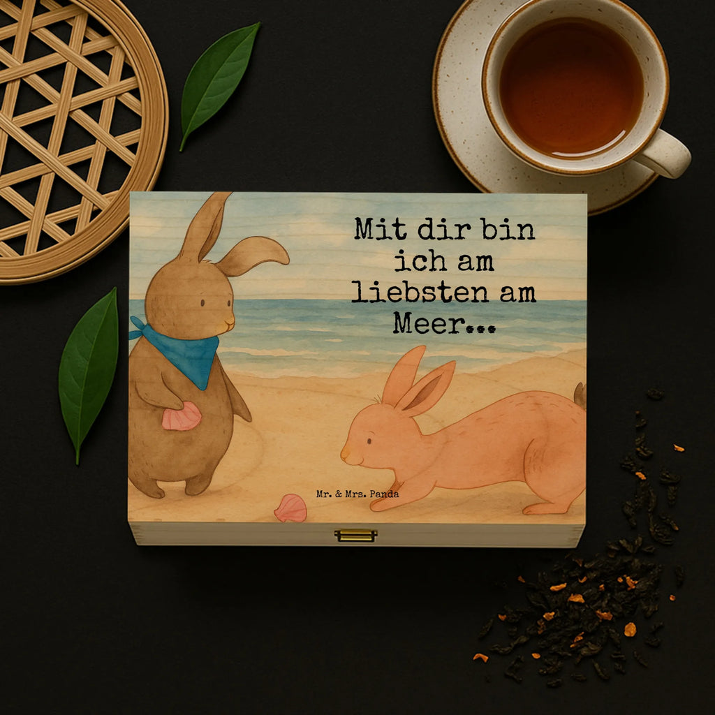 Teebox Holz Hasen Muschel Design teeaufbewahrung, teebeutel behälter, teebox, aufbewahrungsbox tee, box für tee, teebeutelbox, aufbewahrungsbox für teebeutel, holzteekiste, teebeutel aufbewahrung, box für teebeutel, aufbewahrung tee, tee organizer box, vorratsbox tee, tee kiste, teekasten, tee sortierbox, teebehälter, teekiste, tee organizer, tee beutel halter, teebox für teebeutel, teebeutel organizer, teedose, holzteebox, teebeutel aufbewahrungsbox, teeaufbewahrungsbox, Muttertag, Vatertag, Mama, Papa, Oma, Opa, Familie, Schwester, Bruder, BFF, Muscheln, Meer, beste Freundin, Freundin, Hasen, best friends, Freundinnen, Muscheln sammeln