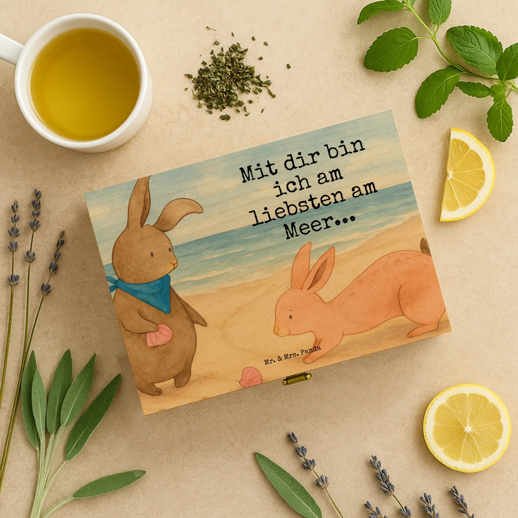 Teebox Holz Hasen Muschel Design teeaufbewahrung, teebeutel behälter, teebox, aufbewahrungsbox tee, box für tee, teebeutelbox, aufbewahrungsbox für teebeutel, holzteekiste, teebeutel aufbewahrung, box für teebeutel, aufbewahrung tee, tee organizer box, vorratsbox tee, tee kiste, teekasten, tee sortierbox, teebehälter, teekiste, tee organizer, tee beutel halter, teebox für teebeutel, teebeutel organizer, teedose, holzteebox, teebeutel aufbewahrungsbox, teeaufbewahrungsbox, Muttertag, Vatertag, Mama, Papa, Oma, Opa, Familie, Schwester, Bruder, BFF, Muscheln, Meer, beste Freundin, Freundin, Hasen, best friends, Freundinnen, Muscheln sammeln