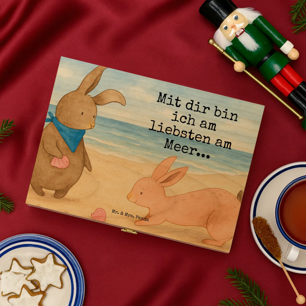 Teebox Holz Hasen Muschel Design teeaufbewahrung, teebeutel behälter, teebox, aufbewahrungsbox tee, box für tee, teebeutelbox, aufbewahrungsbox für teebeutel, holzteekiste, teebeutel aufbewahrung, box für teebeutel, aufbewahrung tee, tee organizer box, vorratsbox tee, tee kiste, teekasten, tee sortierbox, teebehälter, teekiste, tee organizer, tee beutel halter, teebox für teebeutel, teebeutel organizer, teedose, holzteebox, teebeutel aufbewahrungsbox, teeaufbewahrungsbox, Muttertag, Vatertag, Mama, Papa, Oma, Opa, Familie, Schwester, Bruder, BFF, Muscheln, Meer, beste Freundin, Freundin, Hasen, best friends, Freundinnen, Muscheln sammeln