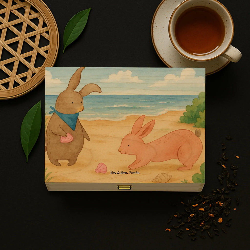 Teebox Holz Hasen Muschel Design teeaufbewahrung, teebeutel behälter, teebox, aufbewahrungsbox tee, box für tee, teebeutelbox, aufbewahrungsbox für teebeutel, holzteekiste, teebeutel aufbewahrung, box für teebeutel, aufbewahrung tee, tee organizer box, vorratsbox tee, tee kiste, teekasten, tee sortierbox, teebehälter, teekiste, tee organizer, tee beutel halter, teebox für teebeutel, teebeutel organizer, teedose, holzteebox, teebeutel aufbewahrungsbox, teeaufbewahrungsbox, Muttertag, Vatertag, Mama, Papa, Oma, Opa, Familie, Schwester, Bruder, BFF, Muscheln, Meer, beste Freundin, Freundin, Hasen, best friends, Freundinnen, Muscheln sammeln