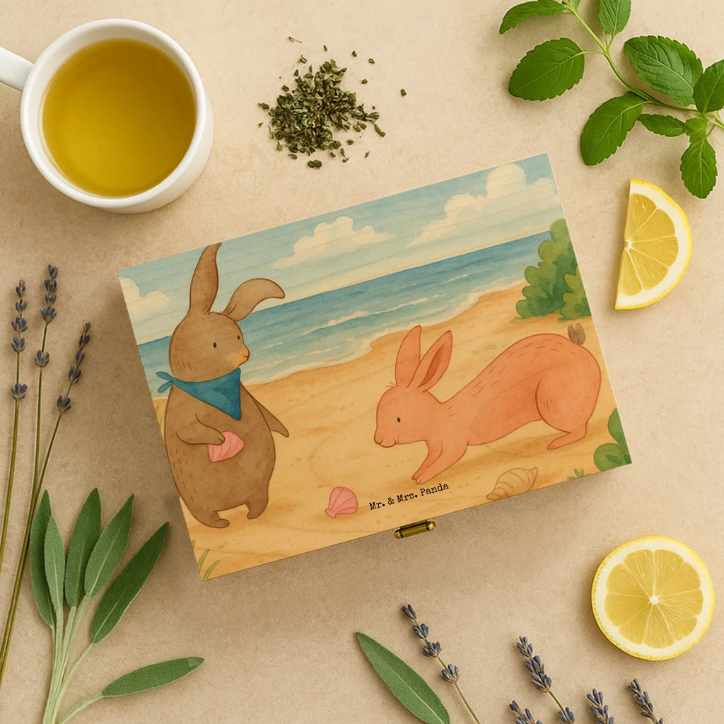 Teebox Holz Hasen Muschel Design teeaufbewahrung, teebeutel behälter, teebox, aufbewahrungsbox tee, box für tee, teebeutelbox, aufbewahrungsbox für teebeutel, holzteekiste, teebeutel aufbewahrung, box für teebeutel, aufbewahrung tee, tee organizer box, vorratsbox tee, tee kiste, teekasten, tee sortierbox, teebehälter, teekiste, tee organizer, tee beutel halter, teebox für teebeutel, teebeutel organizer, teedose, holzteebox, teebeutel aufbewahrungsbox, teeaufbewahrungsbox, Muttertag, Vatertag, Mama, Papa, Oma, Opa, Familie, Schwester, Bruder, BFF, Muscheln, Meer, beste Freundin, Freundin, Hasen, best friends, Freundinnen, Muscheln sammeln