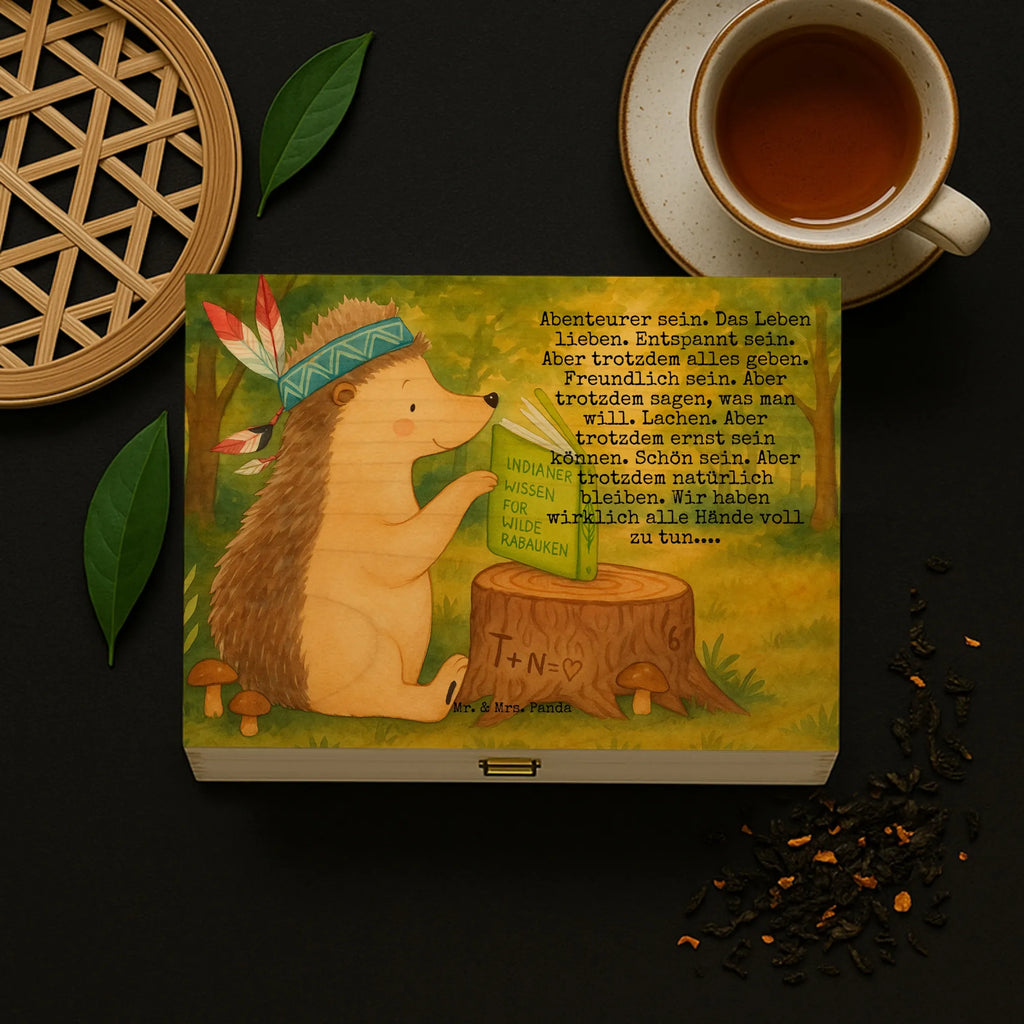 teekasten Igel Federschmuck Design teebox, tee organizer, holzteekiste, teebox für teebeutel, tee beutel halter, teekiste, vorratsbox tee, teeaufbewahrungsbox, teebeutel aufbewahrungsbox, aufbewahrungsbox für teebeutel, teebeutel aufbewahrung, teekasten, tee organizer box, teebehälter, teebeutelbox, tee kiste, teebeutel behälter, box für tee, teeaufbewahrung, teedose, aufbewahrungsbox tee, holzteebox, teebeutel organizer, aufbewahrung tee, box für teebeutel, tee sortierbox, Tiere, Waldtiere, Camping, Abenteuer, Lagerfeuer, Igel, Indianer