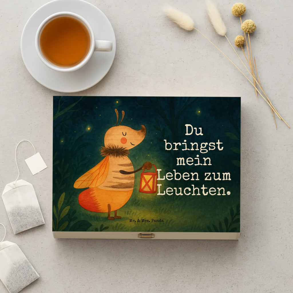 tee organizer Glühwürmchen Design aufbewahrungsbox für teebeutel, teebeutel organizer, teeaufbewahrung, teebeutel aufbewahrungsbox, holzteekiste, holzteebox, teebeutel aufbewahrung, teebox, box für teebeutel, tee sortierbox, tee organizer, box für tee, tee organizer box, aufbewahrungsbox tee, teekasten, aufbewahrung tee, tee kiste, teekiste, vorratsbox tee, teebehälter, teebeutelbox, teebox für teebeutel, teedose, tee beutel halter, teebeutel behälter, teeaufbewahrungsbox, lustige Sprüche, Tiere, Tiermotive, Gute Laune, magisch, Leuchten, Lieblingsmensch, Glühwürmchen, Liebesspruch, Jahrestag, Glühwurm, Liebe, Liebesbeweis, Verlobung, Heiratsantrag, Falter